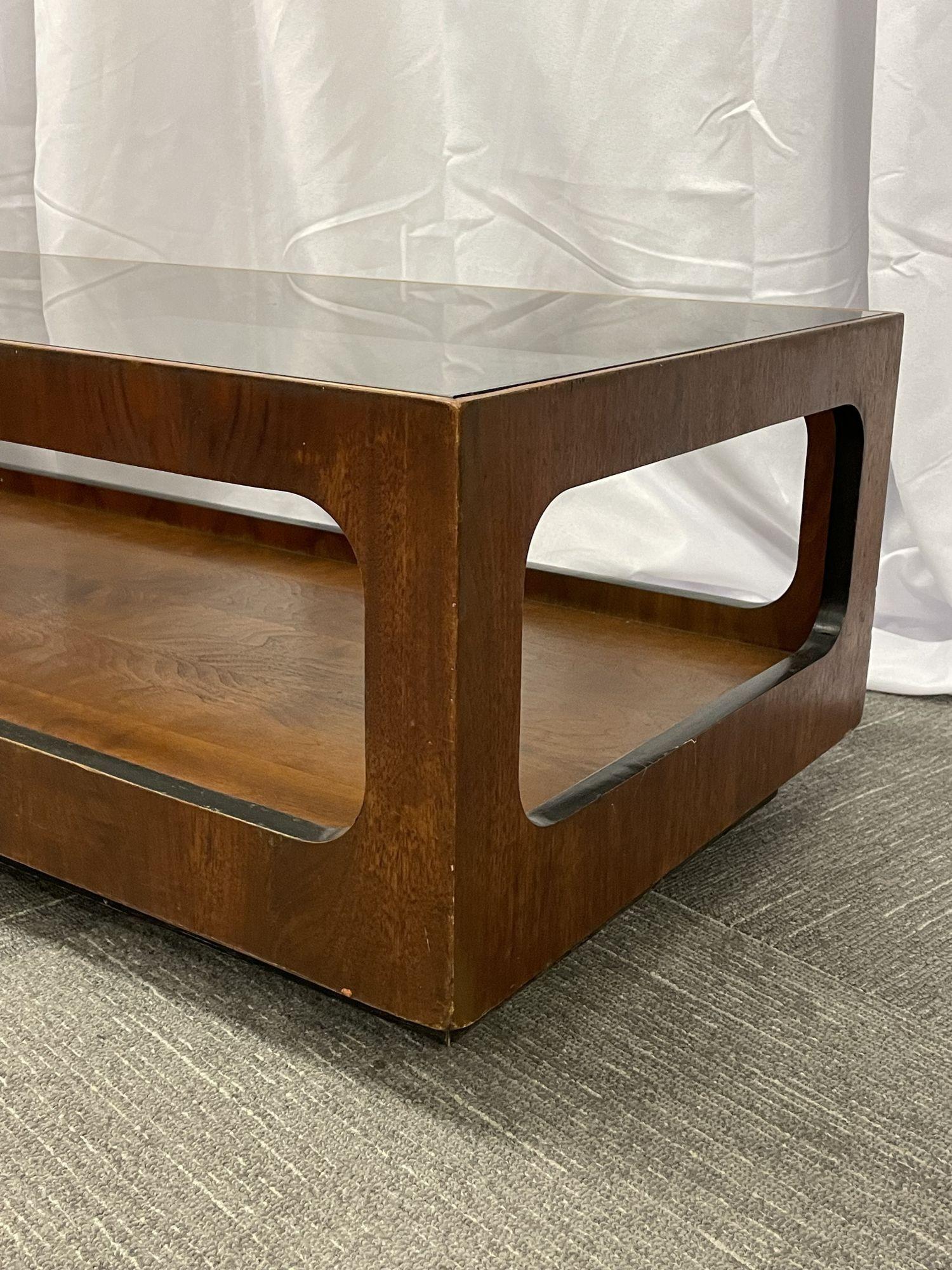 Mid-Century Modern Coffee, Cocktail Table In Good Condition In Stamford, CT