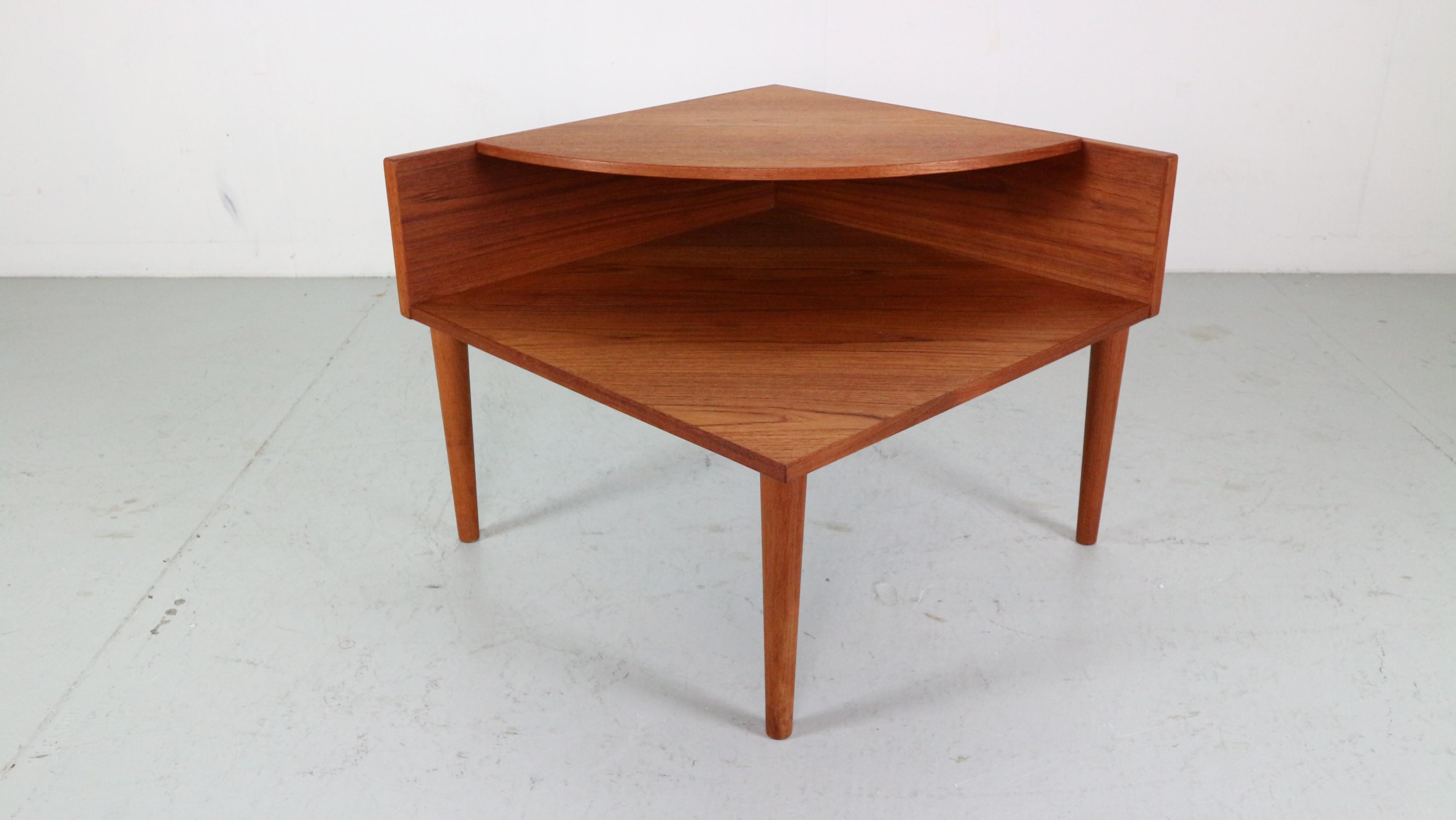 Mid- Century modern period corner side table or coffee table, made in 1950's period Sweden.

The table is in a great vintage condition.
Made of teak wood.
Originally marked under the table 