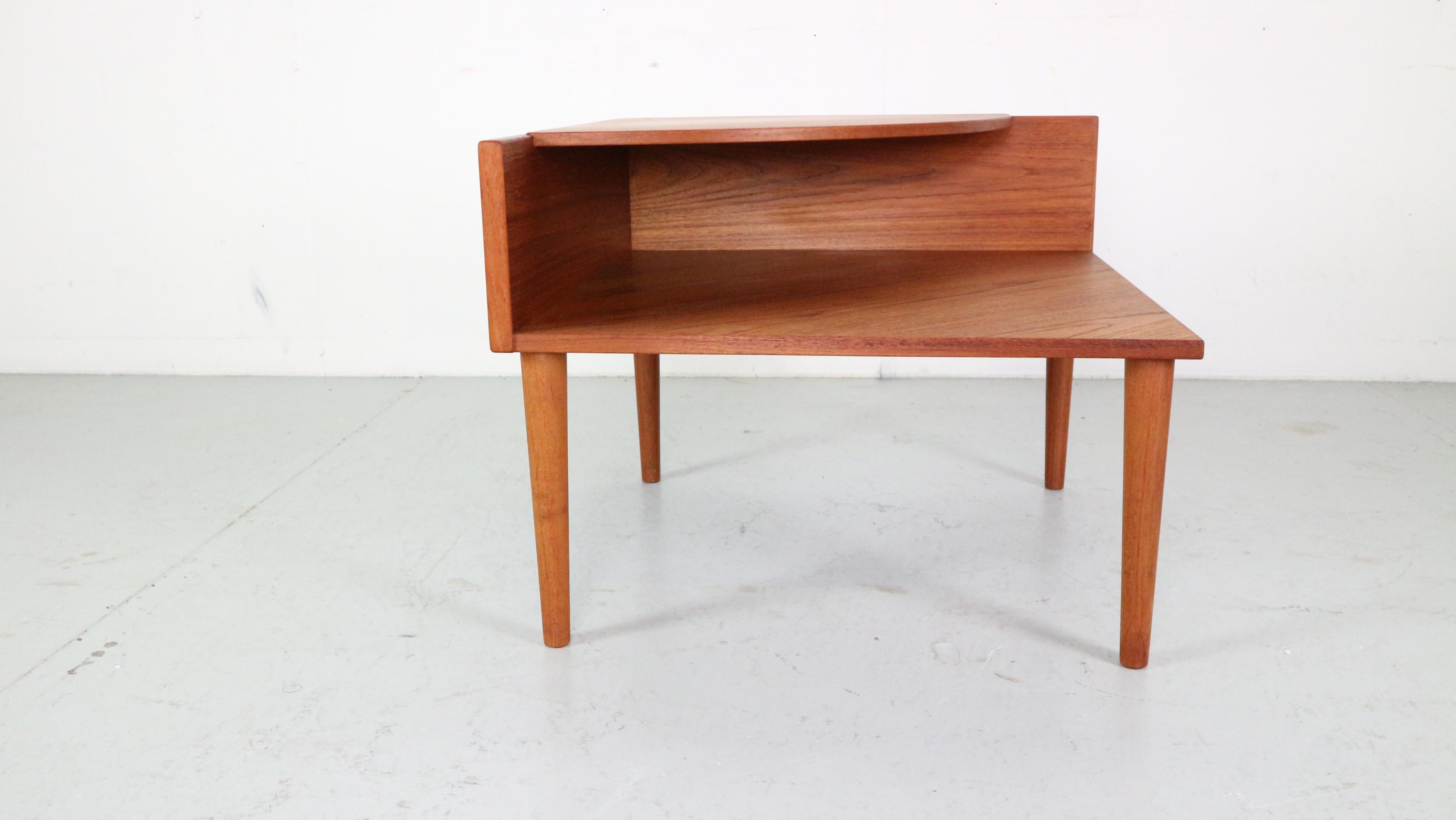 Mid- Century Modern Coffee Corner Side Table in Teak, 1950's Sweden In Good Condition For Sale In The Hague, NL