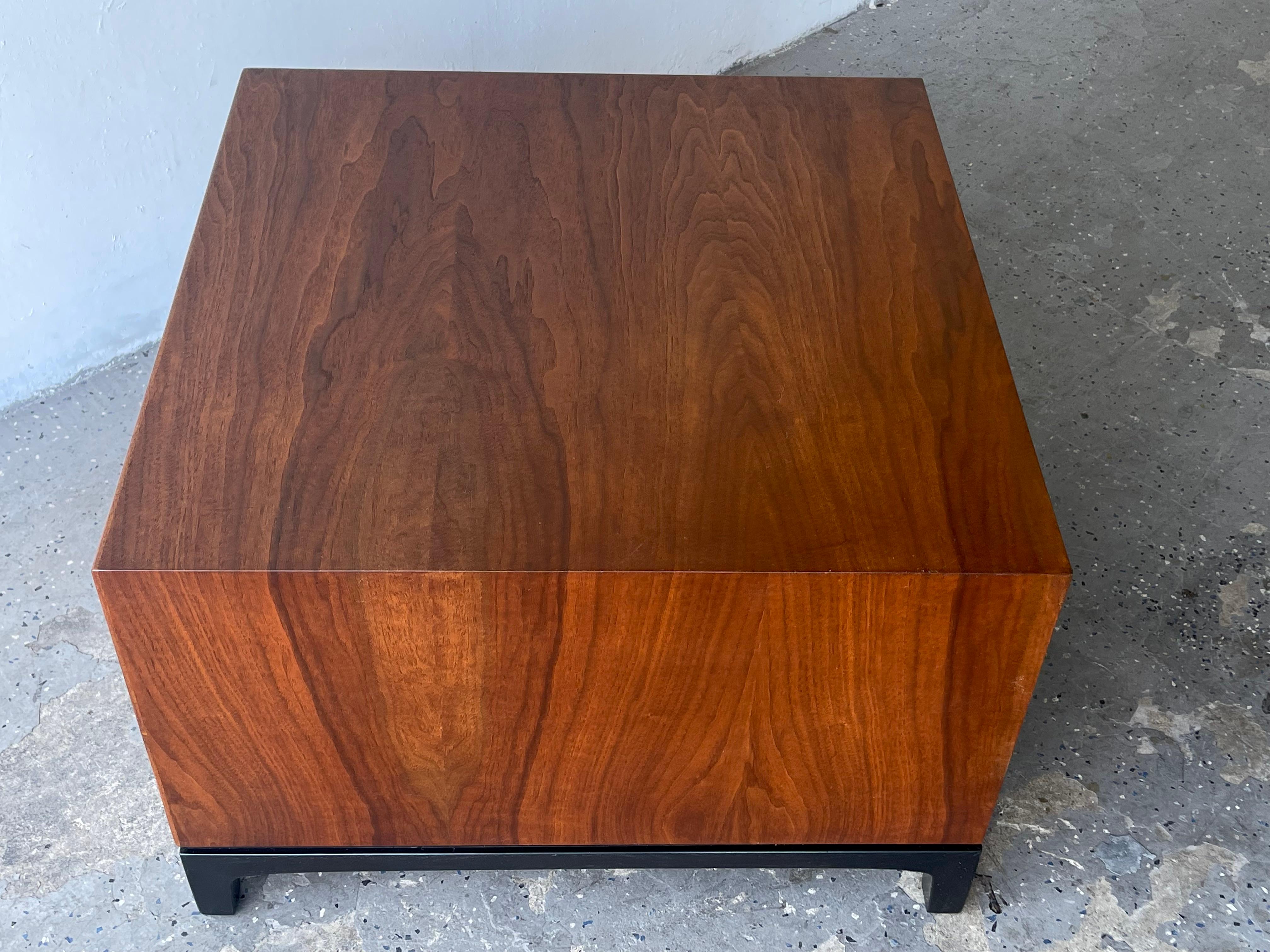 Mid-Century Modern Coffee / End Table Beautiful Wood Grain In Good Condition In Las Vegas, NV