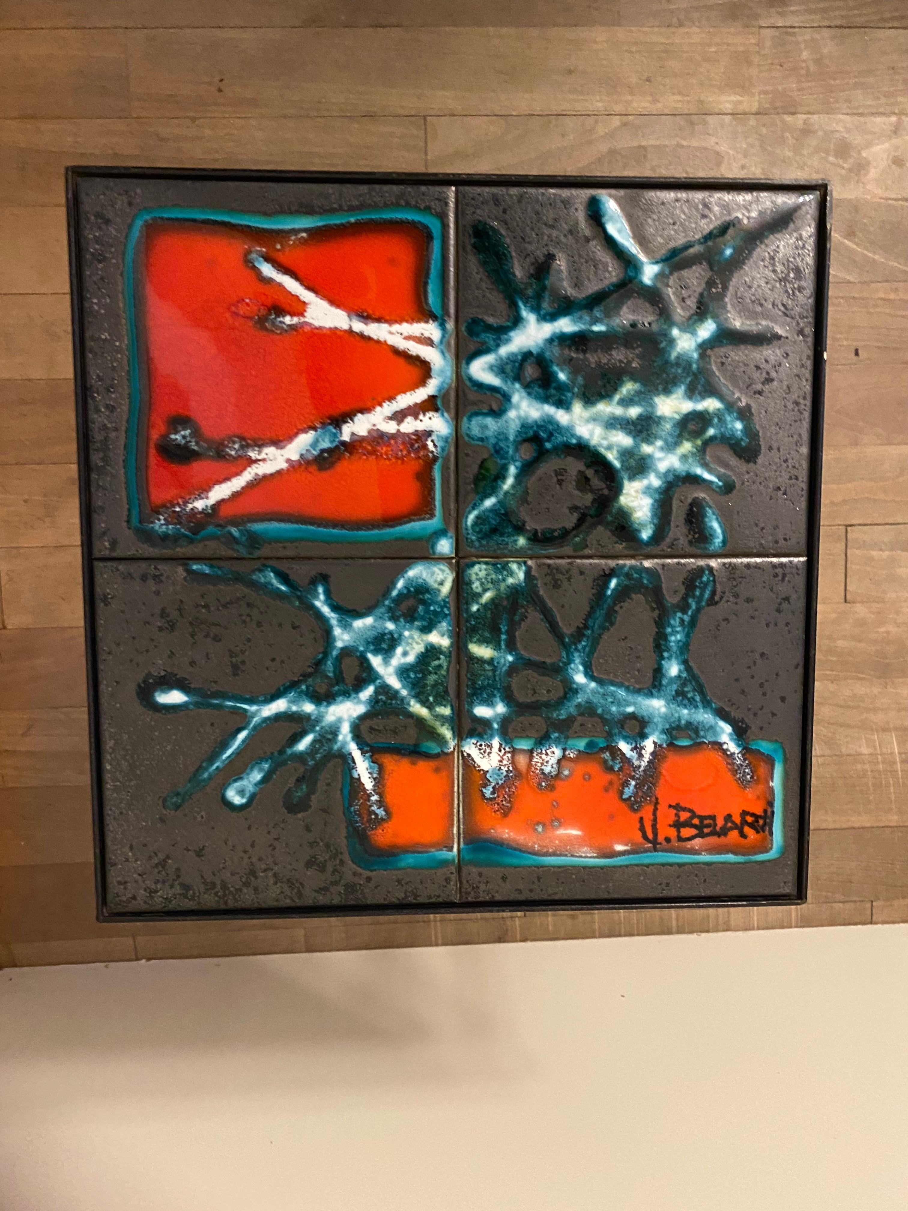 Ein sehr schönes Set von Couchtischen oder Nesting-Set aus der Mid-Century-Periode. 
Entworfen von J. Belarti.

Der größte Tisch ist 44 cm hoch, die Breite beträgt 60
cm und eine Tiefe von 30 cm

Der mittlere ist 40 cm hoch, 45 cm breit und 30 cm