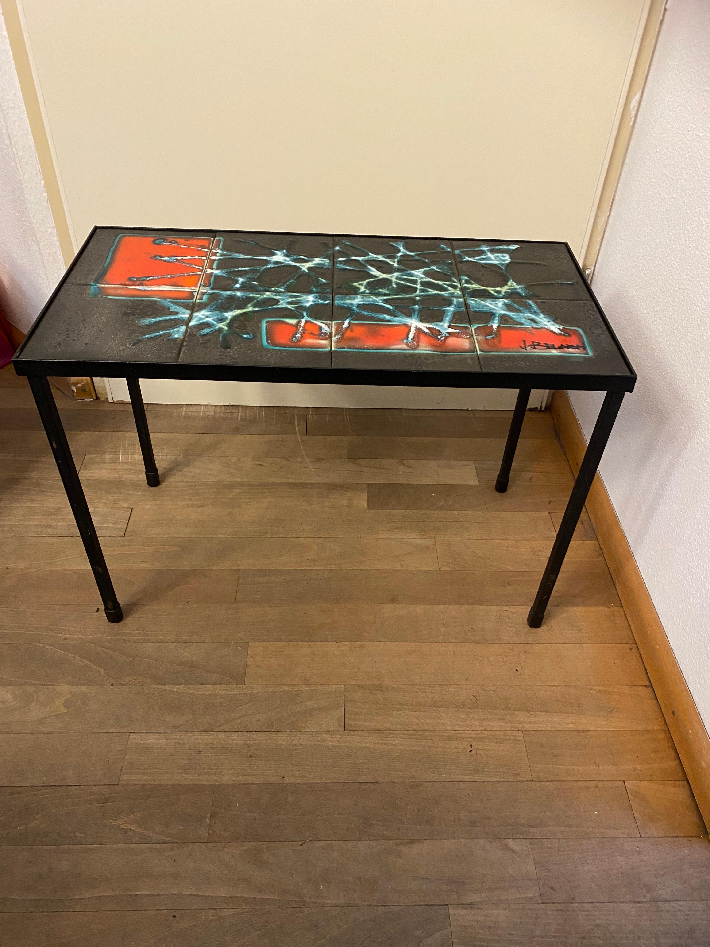 Moderne Couchtische aus der Mitte des Jahrhunderts mit Kacheln und Kacheln Belarti (3 Teile) (Edelstahl) im Angebot