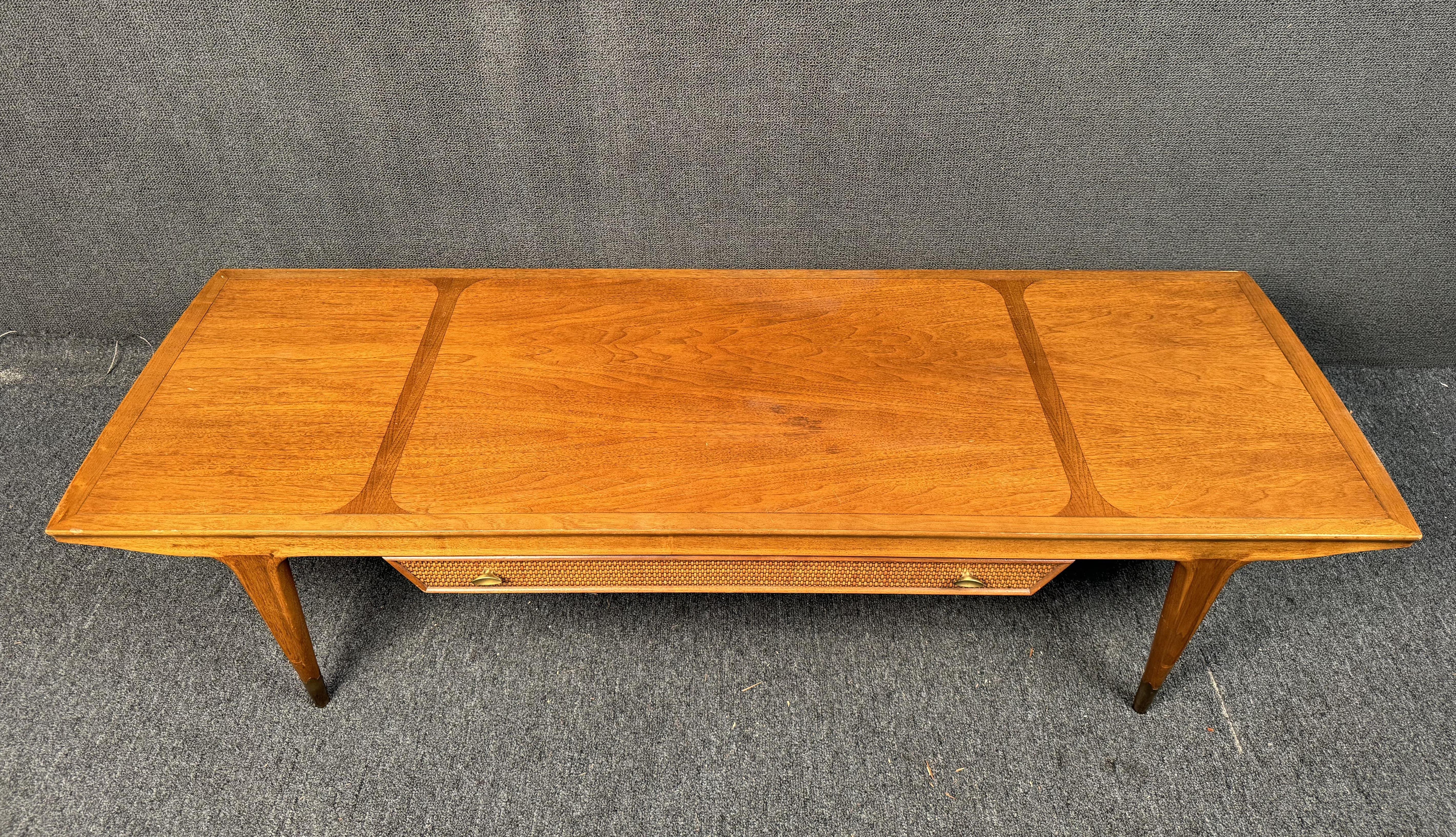 Magnifique table basse vintage en cannage de Benck Fine Furniture of New York. Elle est dotée d'un plateau incrusté, d'un tiroir spacieux à l'avant et de pieds sculptés et coiffés de métal. Veuillez confirmer la localisation avec le vendeur (NY/NJ)