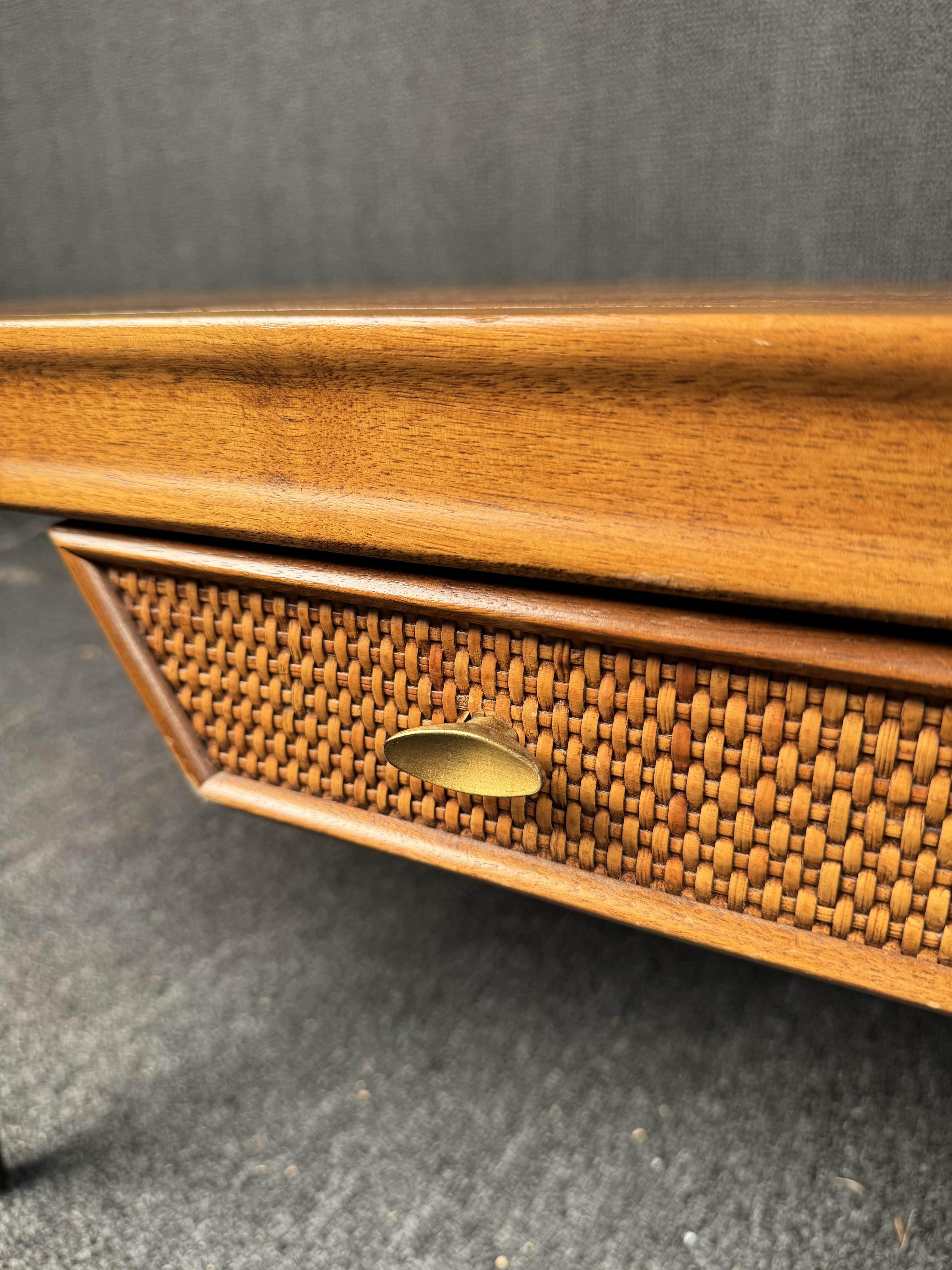 Bois Table basse moderne du milieu du siècle dernier par Benck Fine Furniture en vente