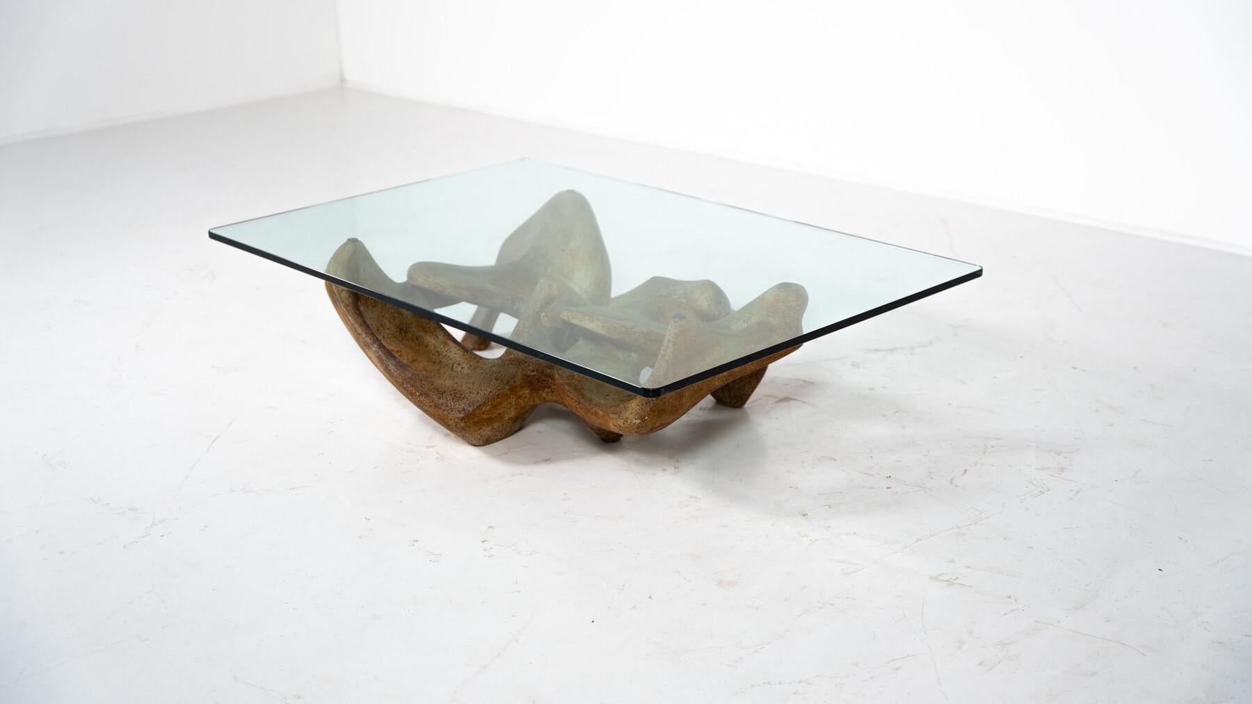 Moderner Couchtisch der Jahrhundertmitte von Claudio Trevi, Glas und Beton, 1970er Jahre im Angebot 1