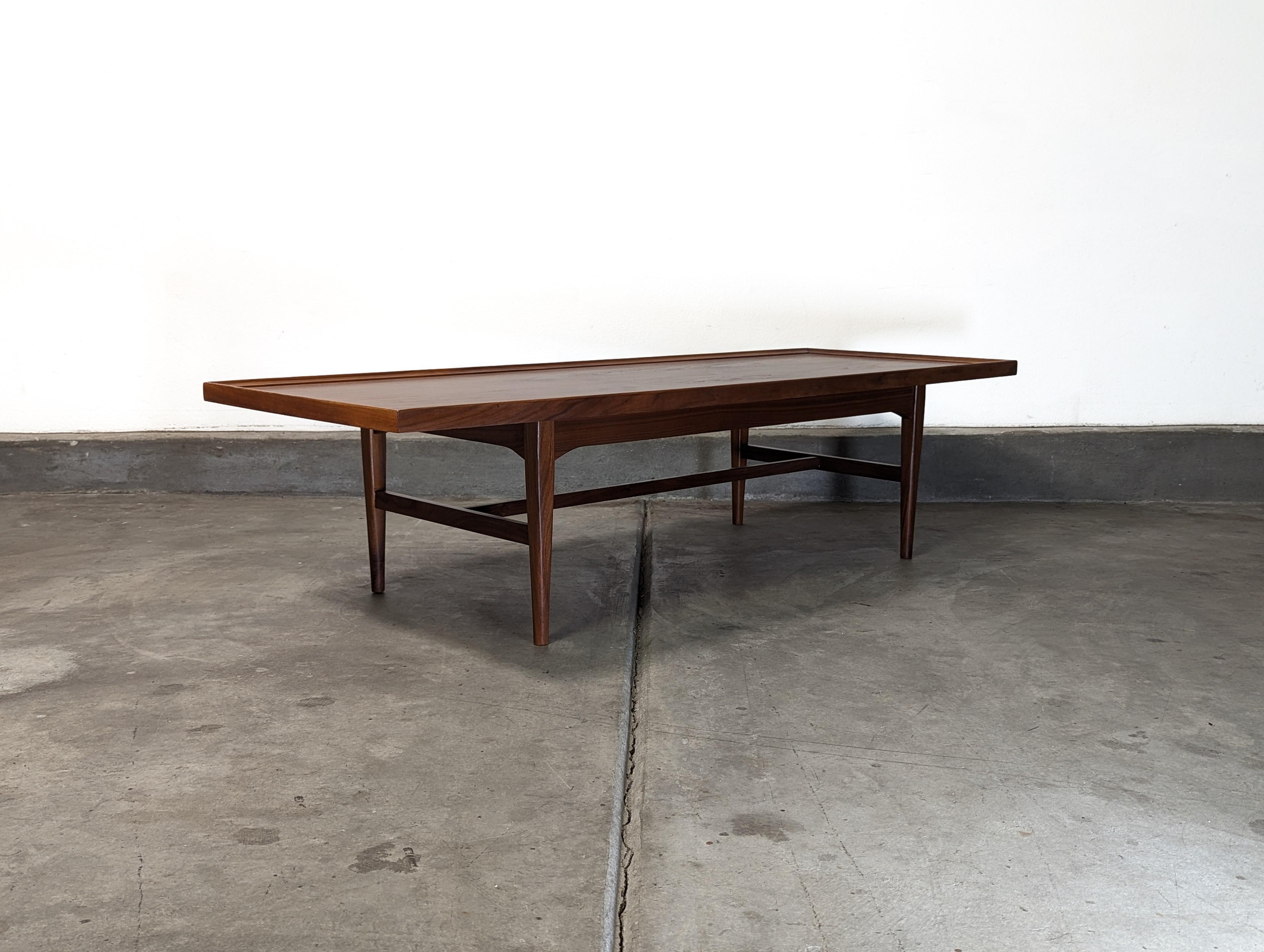 Mid-Century Modern Table basse moderne du milieu du siècle dernier par Drexel, Declaration Line, vers les années 1960 en vente