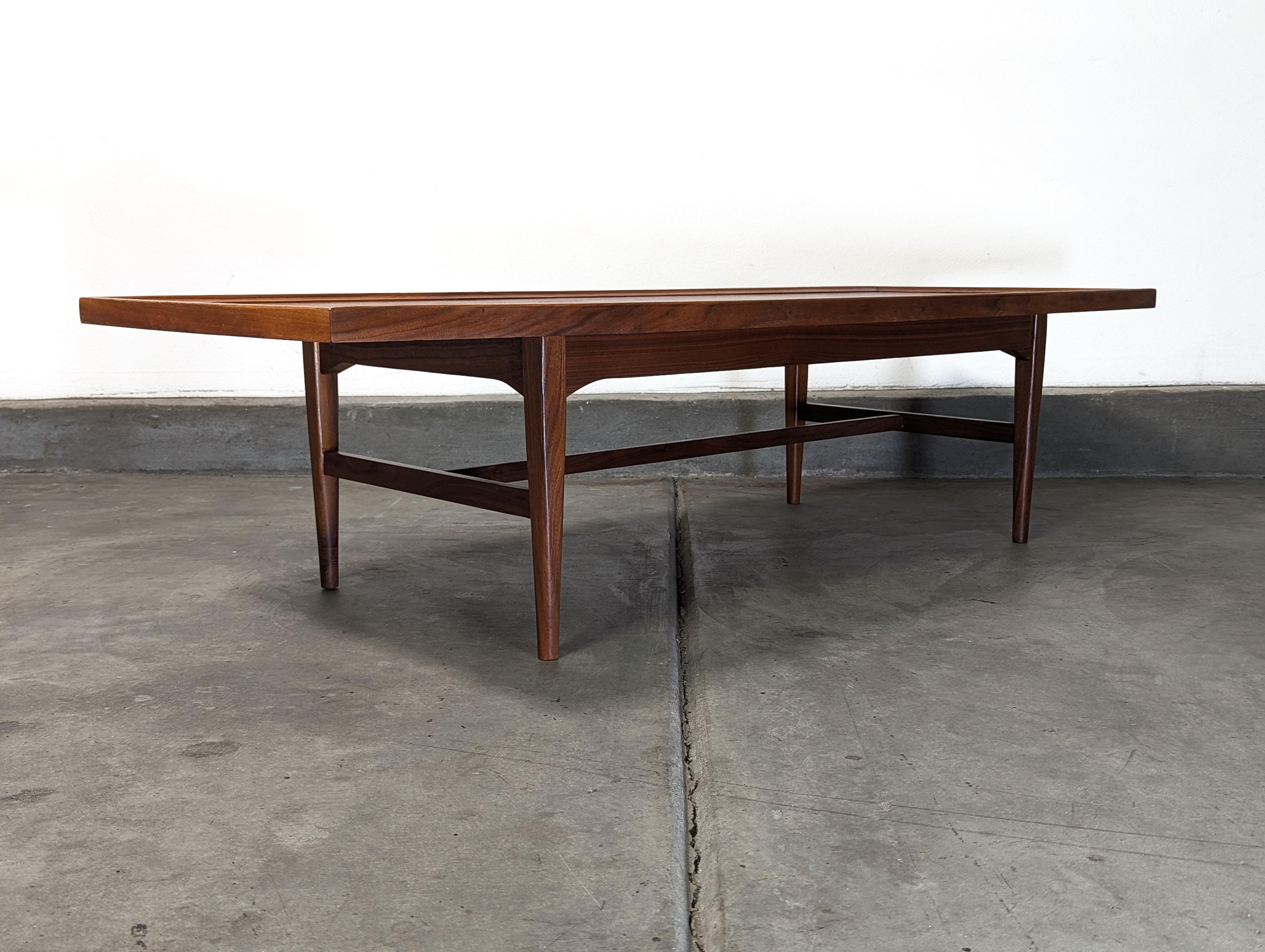 Américain Table basse moderne du milieu du siècle dernier par Drexel, Declaration Line, vers les années 1960 en vente