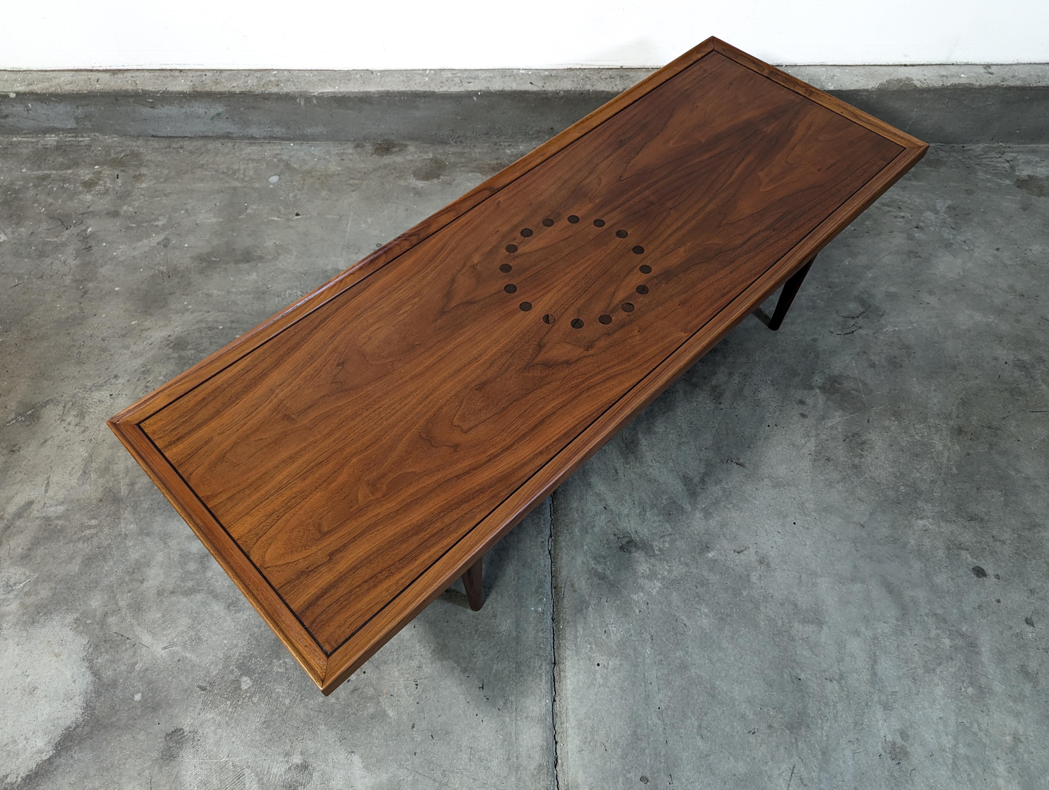 Noyer Table basse moderne du milieu du siècle dernier par Drexel, Declaration Line, vers les années 1960 en vente