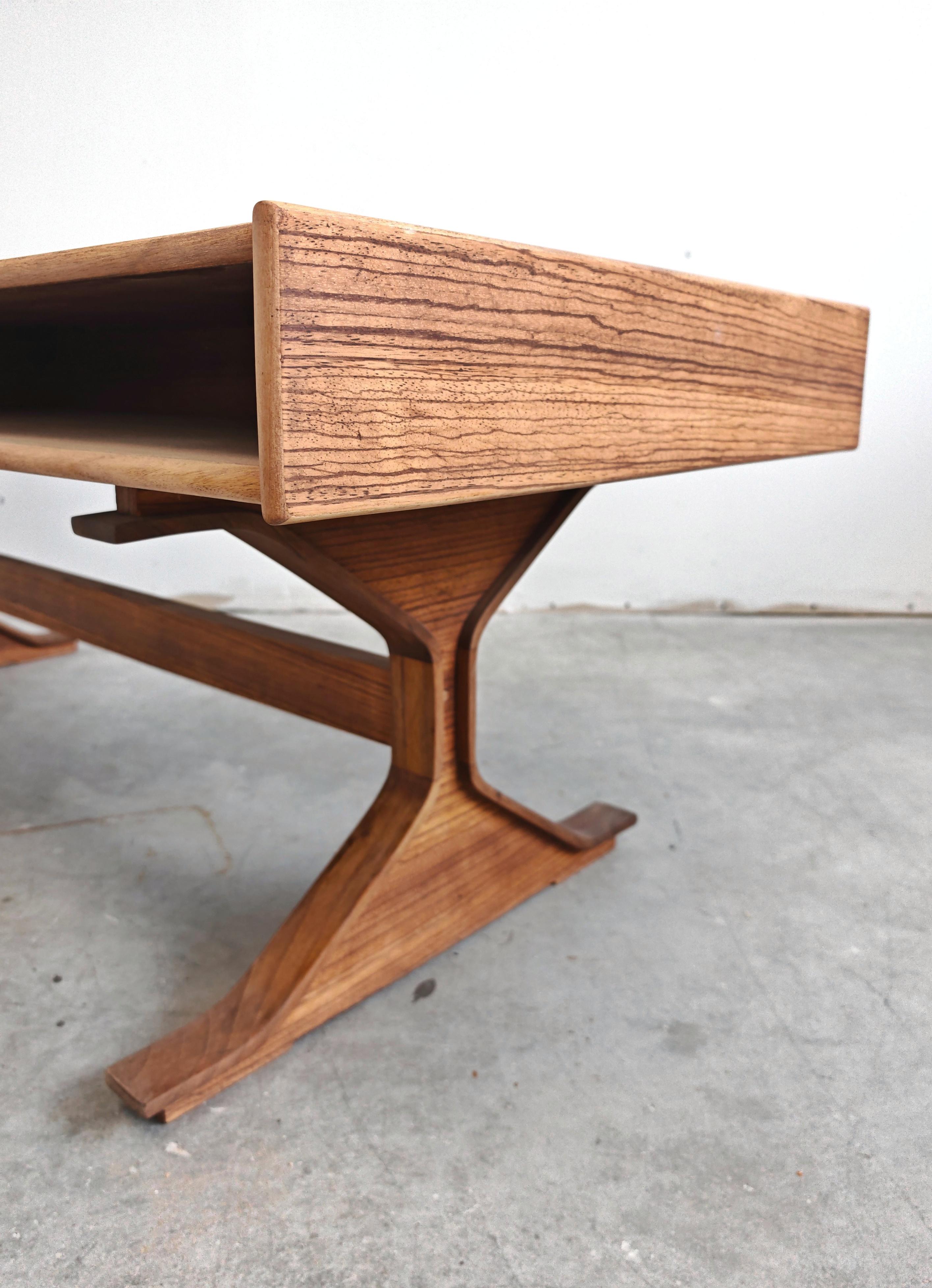 Mesa de centro moderna de mediados de siglo de Gianfranco Frattini en madera de zebrano en venta 3