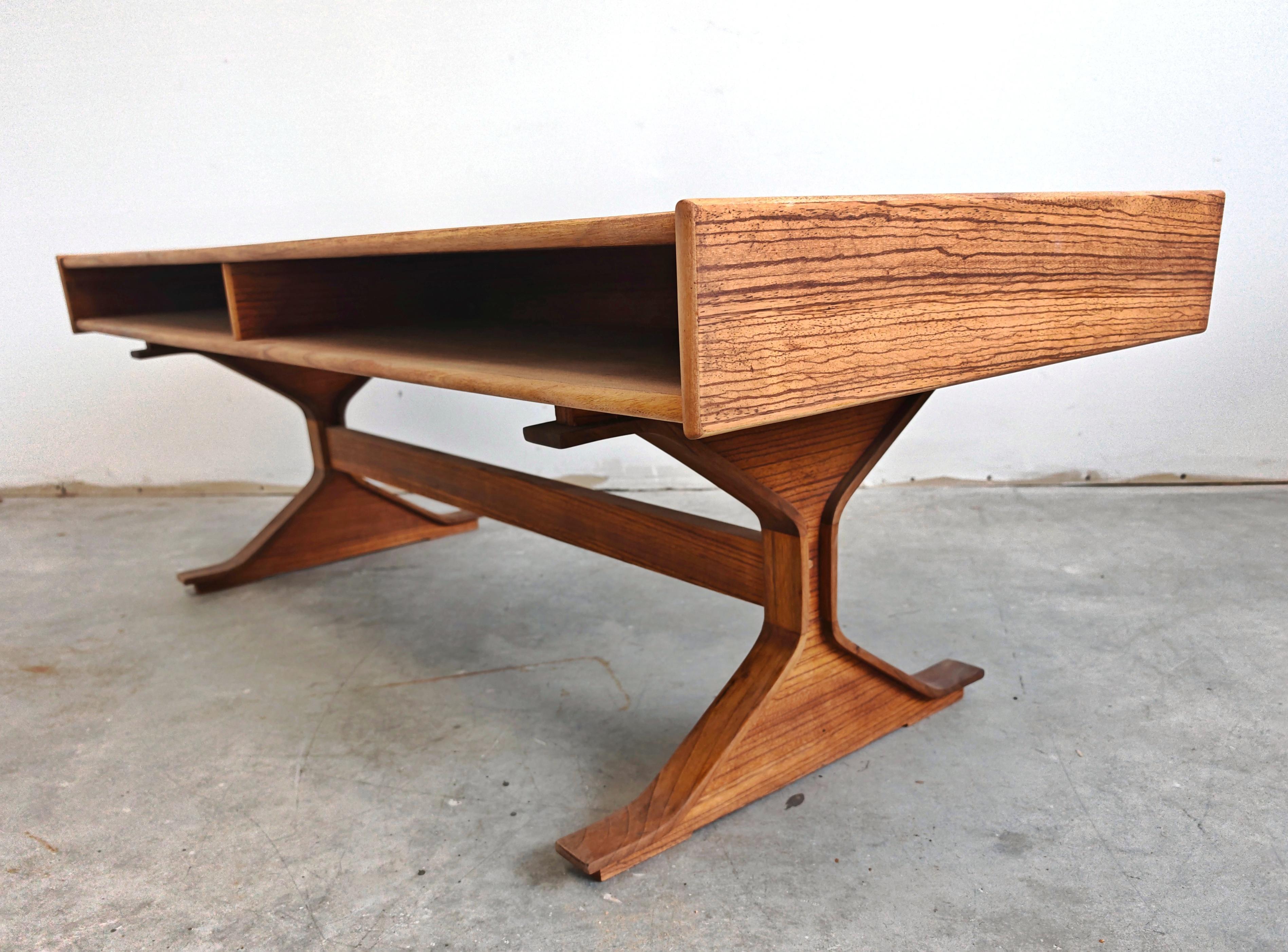 Mesa de centro moderna de mediados de siglo de Gianfranco Frattini en madera de zebrano en venta 4