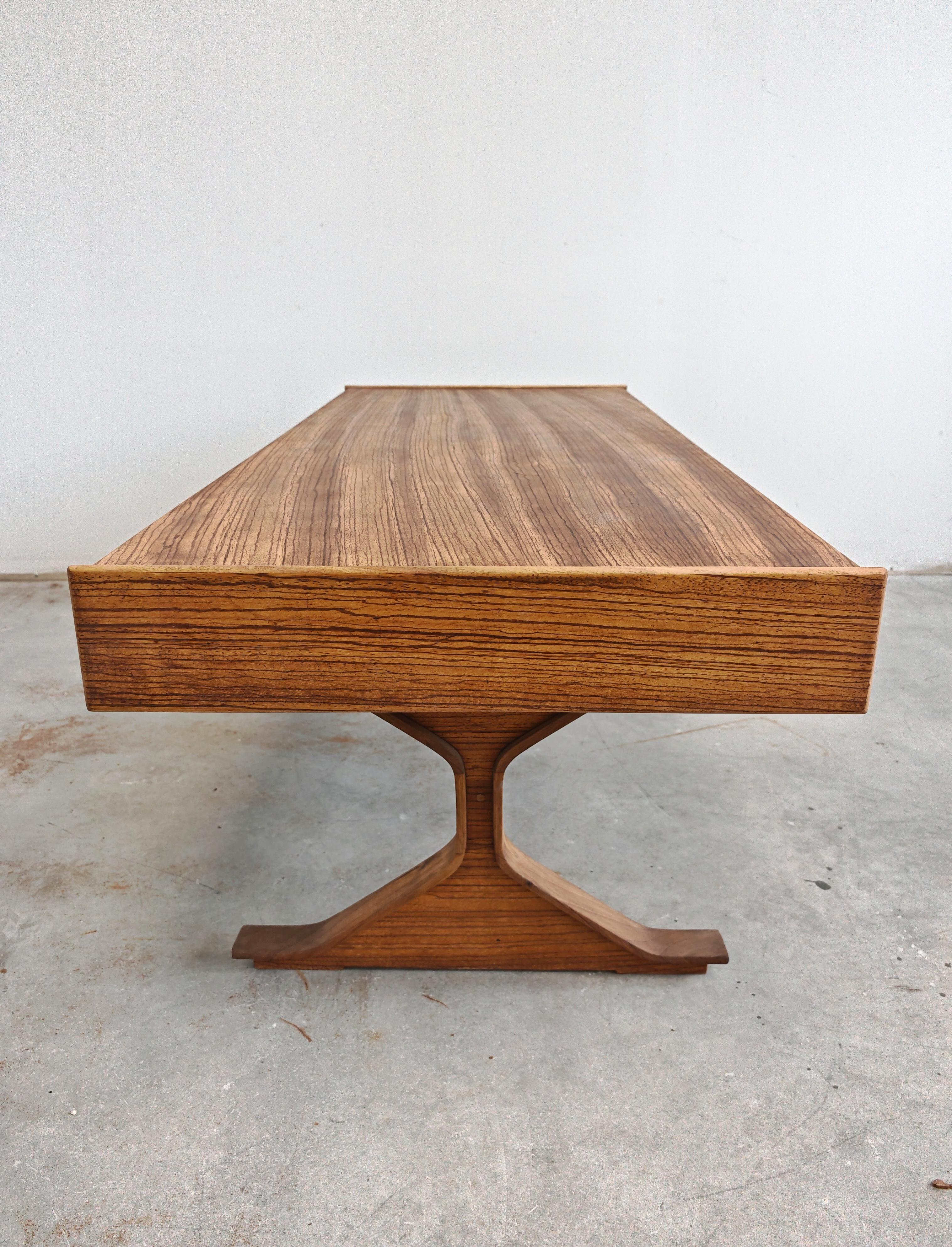 Mesa de centro moderna de mediados de siglo de Gianfranco Frattini en madera de zebrano en venta 6