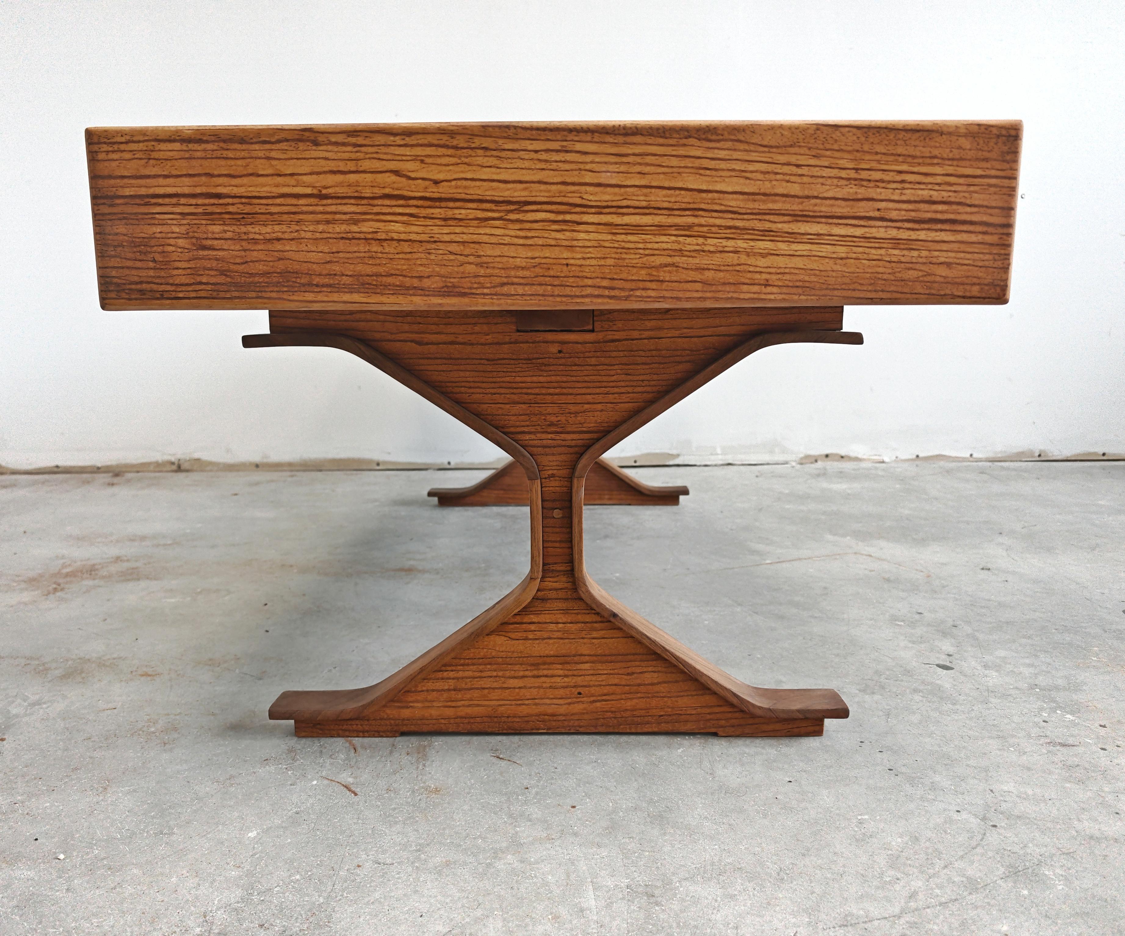 Mesa de centro moderna de mediados de siglo de Gianfranco Frattini en madera de zebrano en venta 7