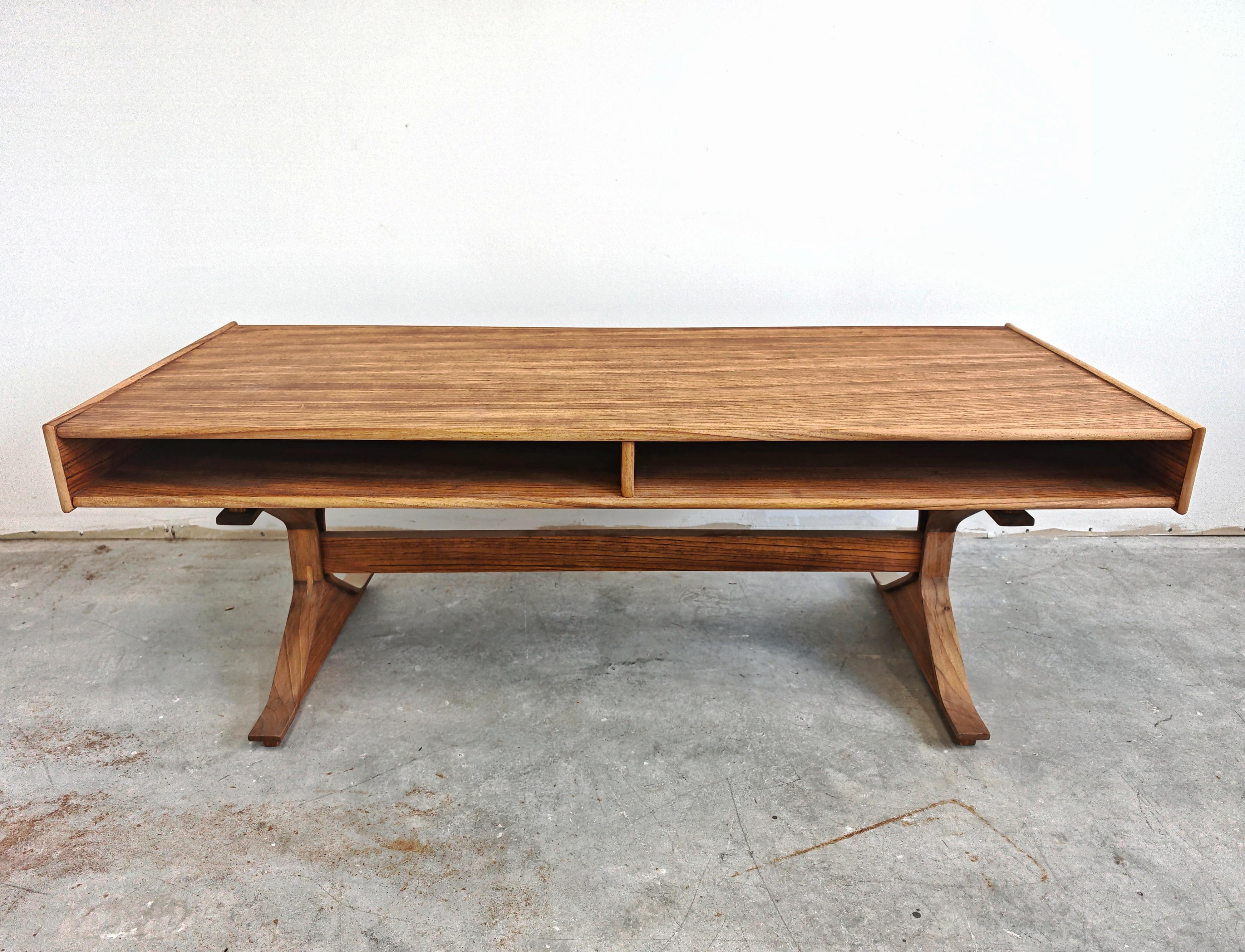 En este anuncio encontrarás una mesa de centro excepcionalmente rara, diseñada por Gianfranco Frattini para Bernini. La mesa está realizada en madera de cebrano y nogal, con la forma de pata característica de Frattini. Fabricado en Italia a finales