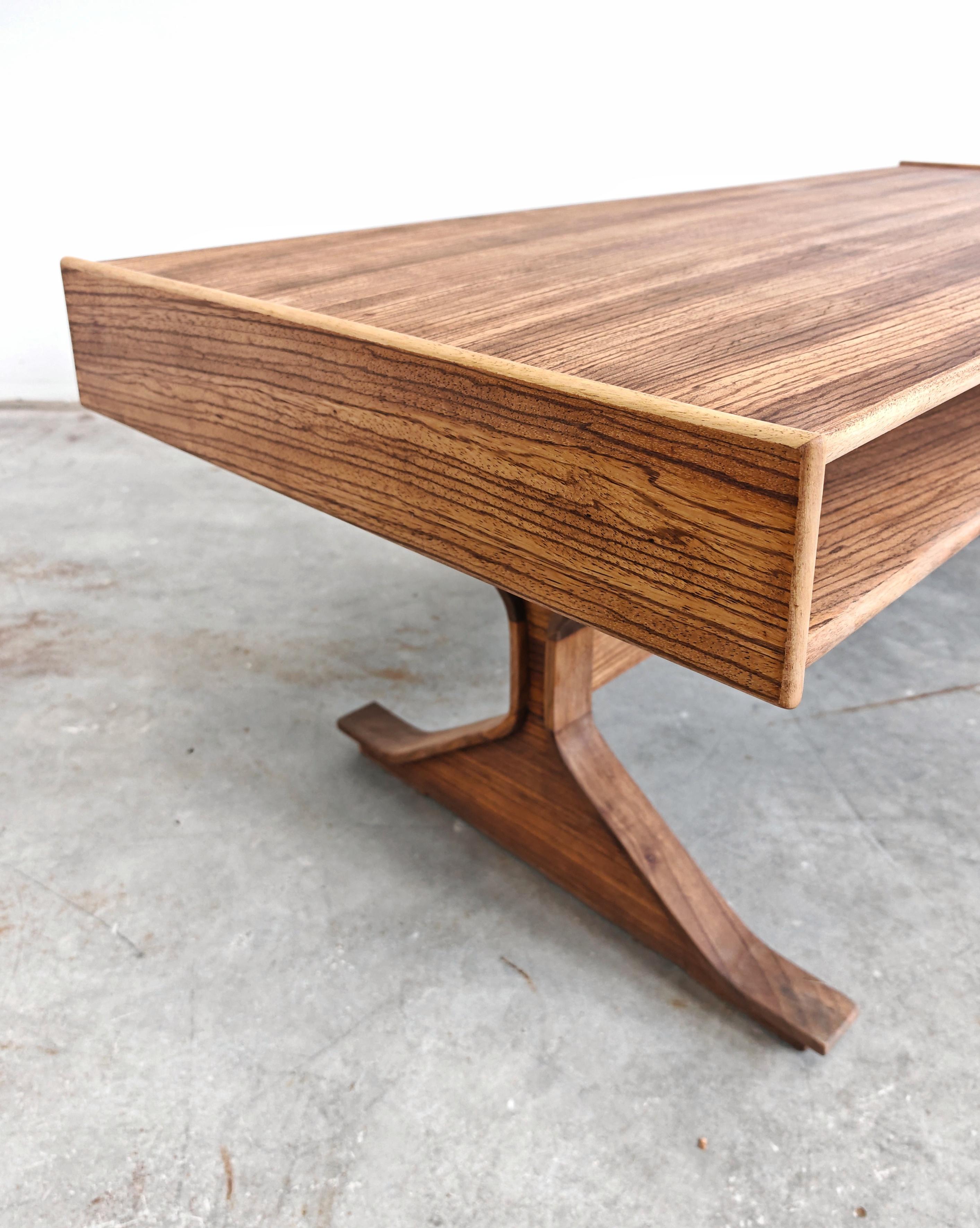 Mesa de centro moderna de mediados de siglo de Gianfranco Frattini en madera de zebrano Moderno de mediados de siglo en venta