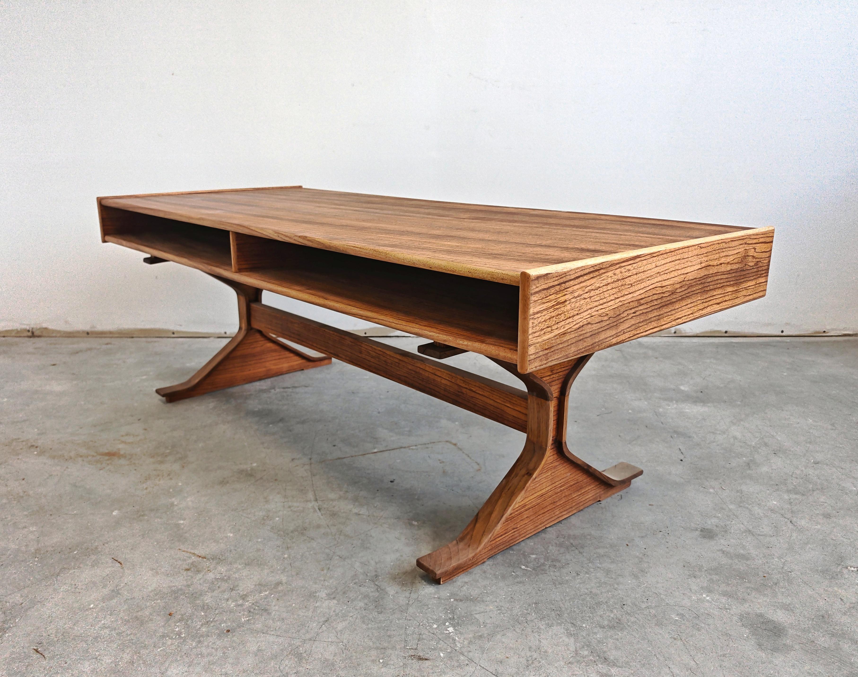 Mesa de centro moderna de mediados de siglo de Gianfranco Frattini en madera de zebrano en Bueno estado para la venta en Beograd, RS