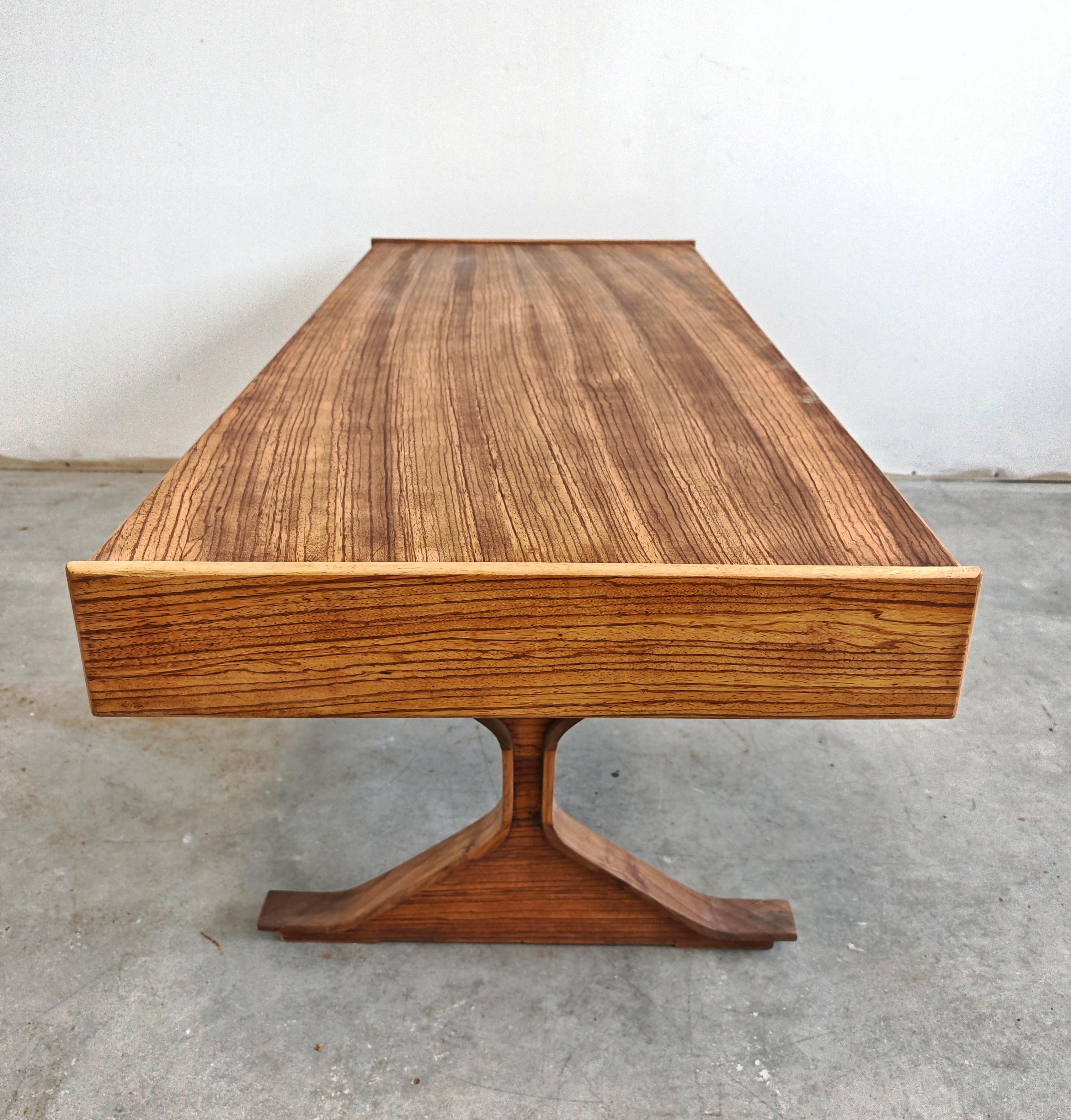 Mesa de centro moderna de mediados de siglo de Gianfranco Frattini en madera de zebrano mediados del siglo XX en venta