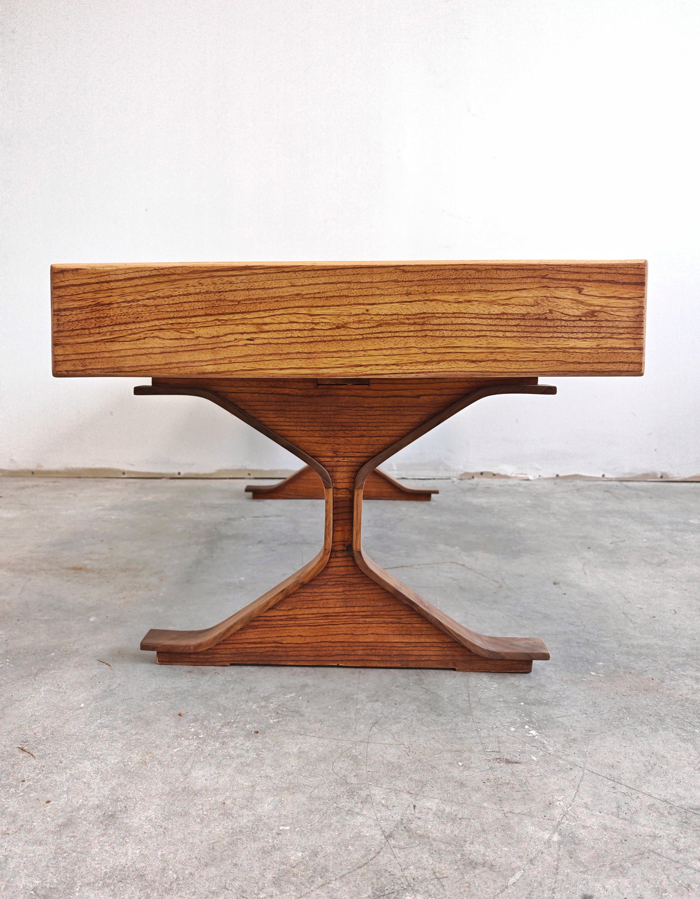 Mesa de centro moderna de mediados de siglo de Gianfranco Frattini en madera de zebrano Nogal en venta