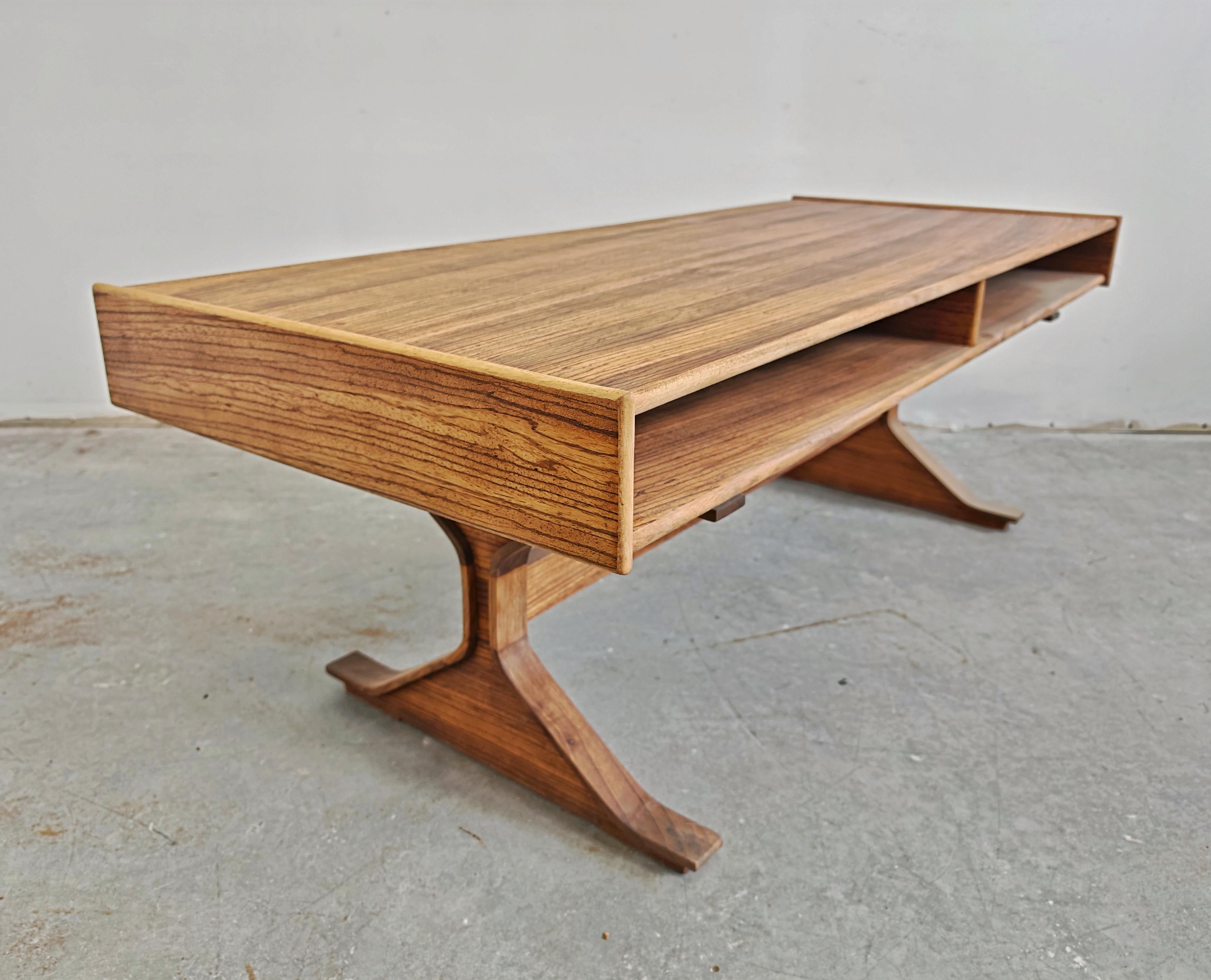 Mesa de centro moderna de mediados de siglo de Gianfranco Frattini en madera de zebrano en venta 1