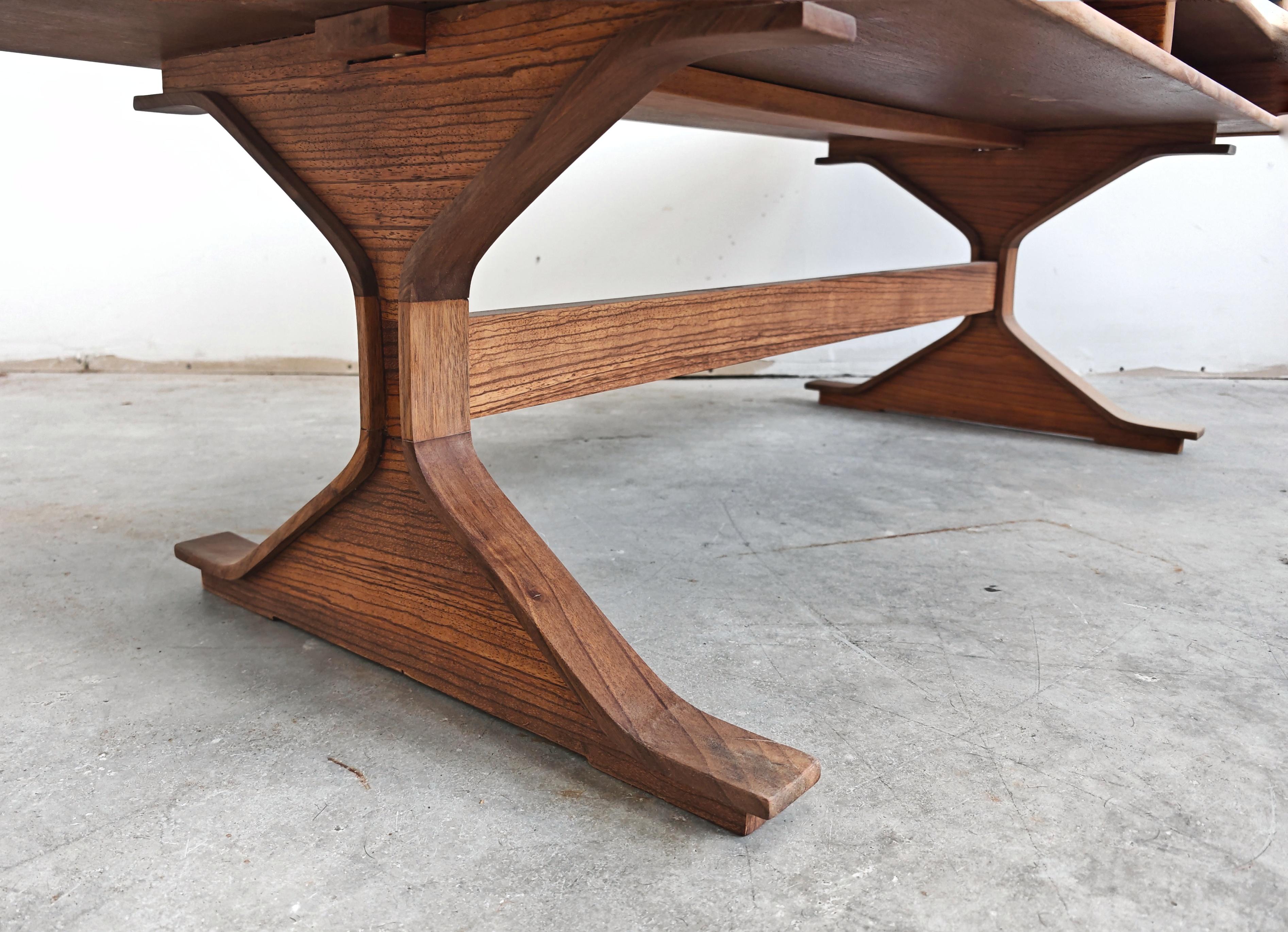 Mesa de centro moderna de mediados de siglo de Gianfranco Frattini en madera de zebrano en venta 2