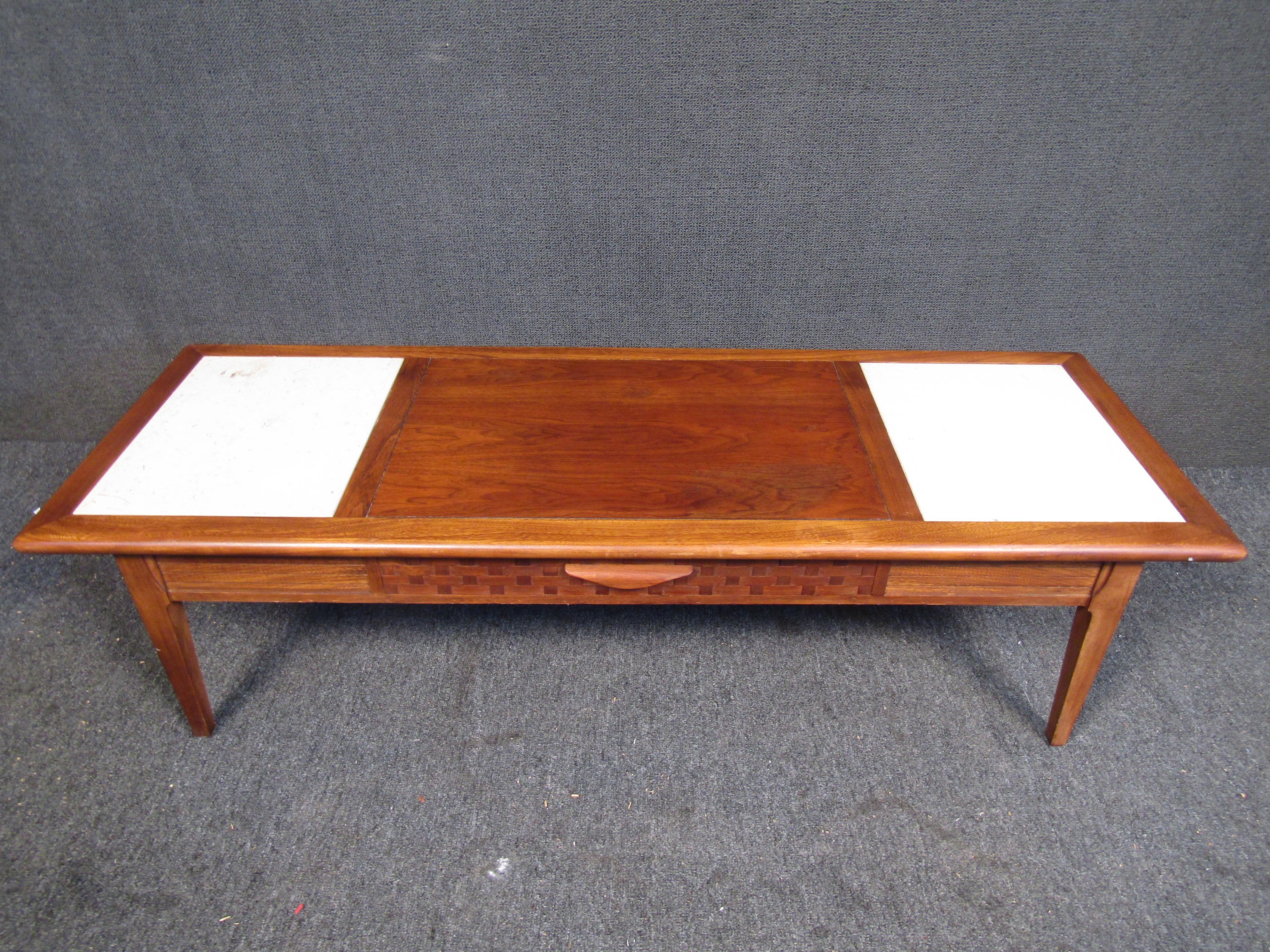 Couchtisch aus der Mitte des Jahrhunderts von Lane's. Dieser elegante Tisch zeichnet sich durch eine Konstruktion aus Nussbaum- und Eichenholz, Steineinsätze, eine geflochtene Front und konisch zulaufende Beine aus. Dieser Tisch passt perfekt in