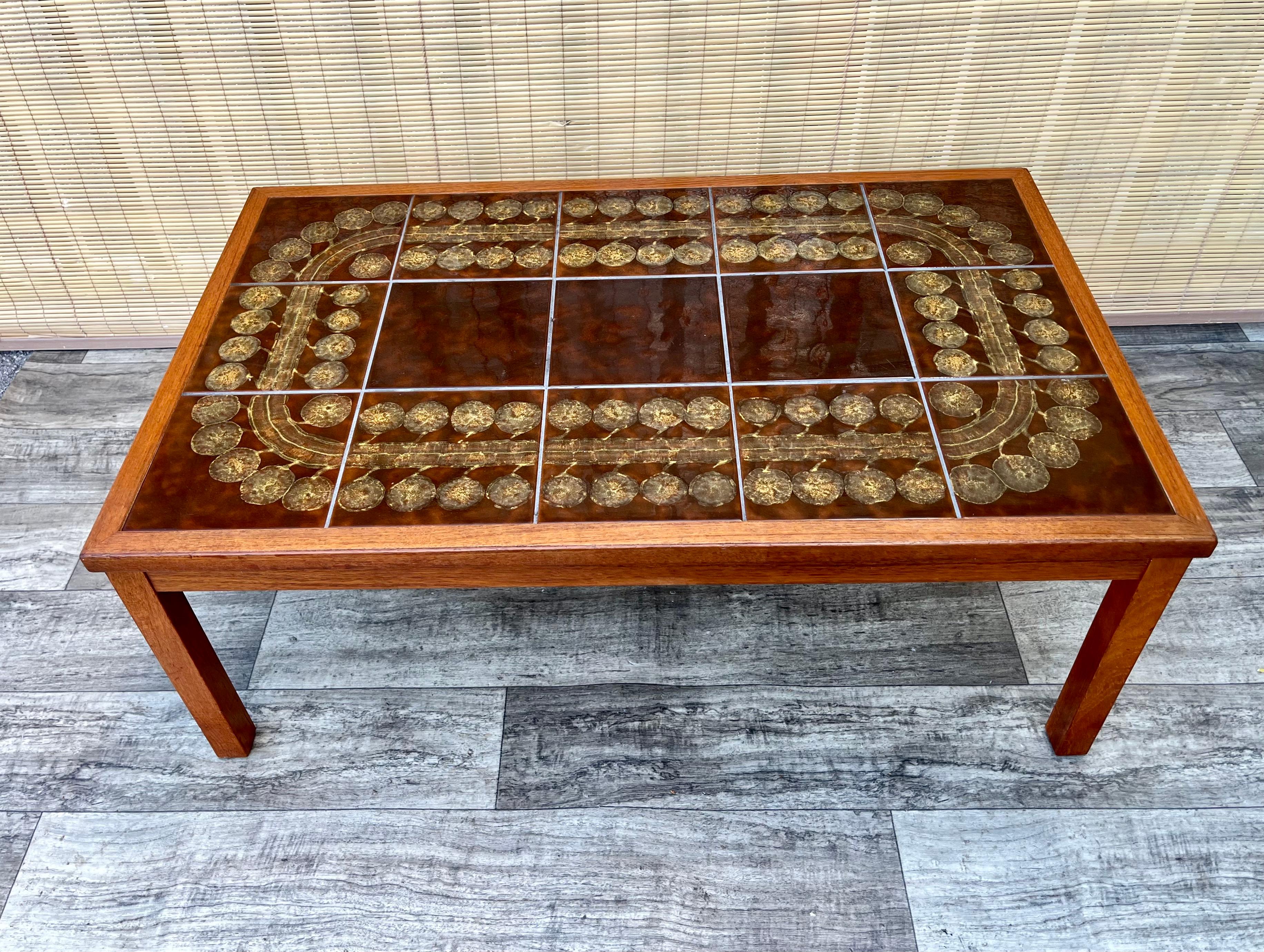 Vintage Mid Century Modern Scandinavian Coffe Table with Ceramic Inlay by Moluna Møbler, Denmark, Circa 1970s
Il est doté d'un plateau en céramique d'inspiration brutaliste,  un cadre en bois de teck massif et un design épuré typique de la The