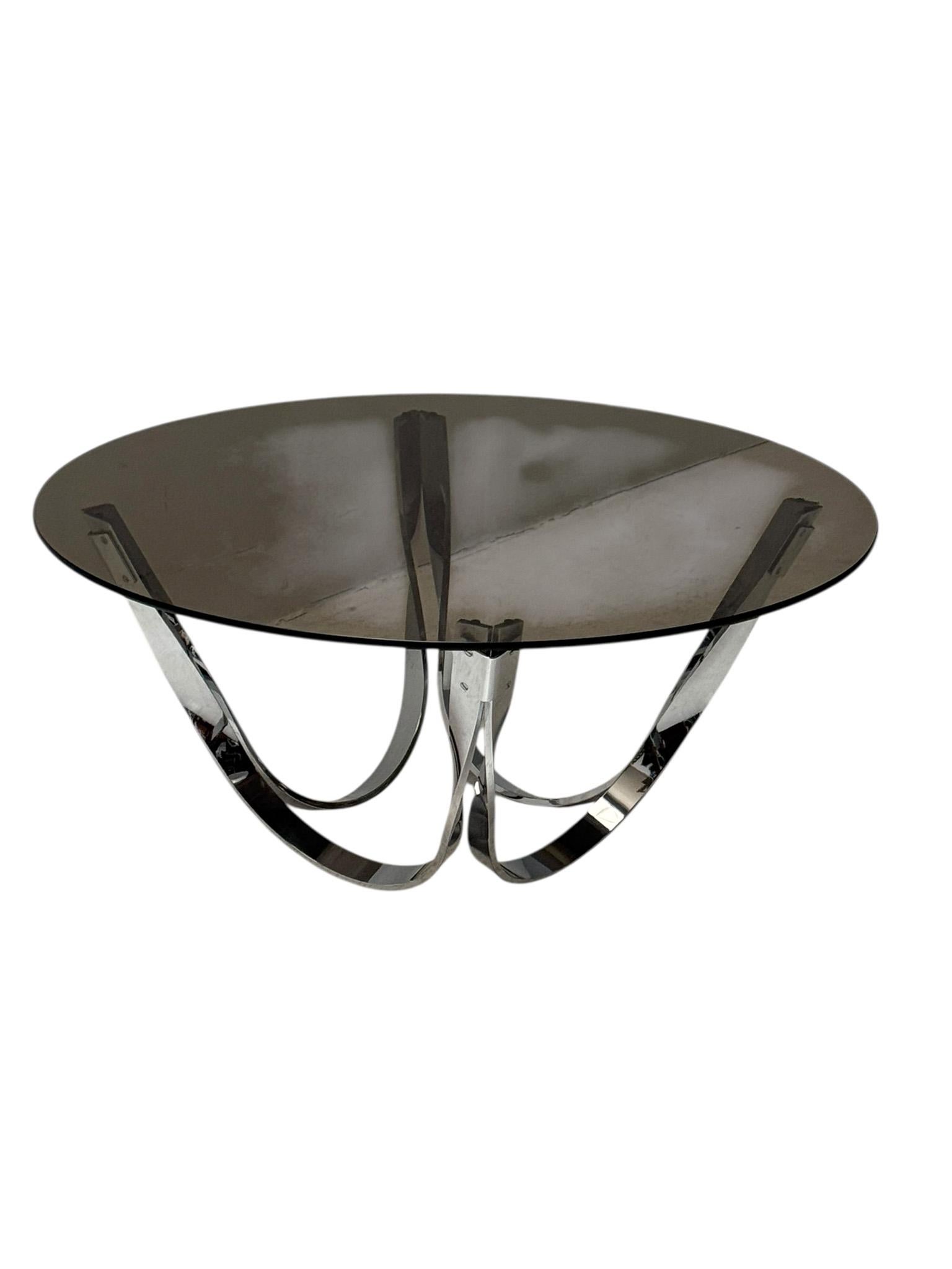Stunning and elegant Mid-Century Modern coffee table.
Design by Roger Sprunger for Dunbar.
Striking American design from the 1970s.
Original chrome-plated steel base with original thick round smoked glass top.
This wonderful Mid-Century Modern