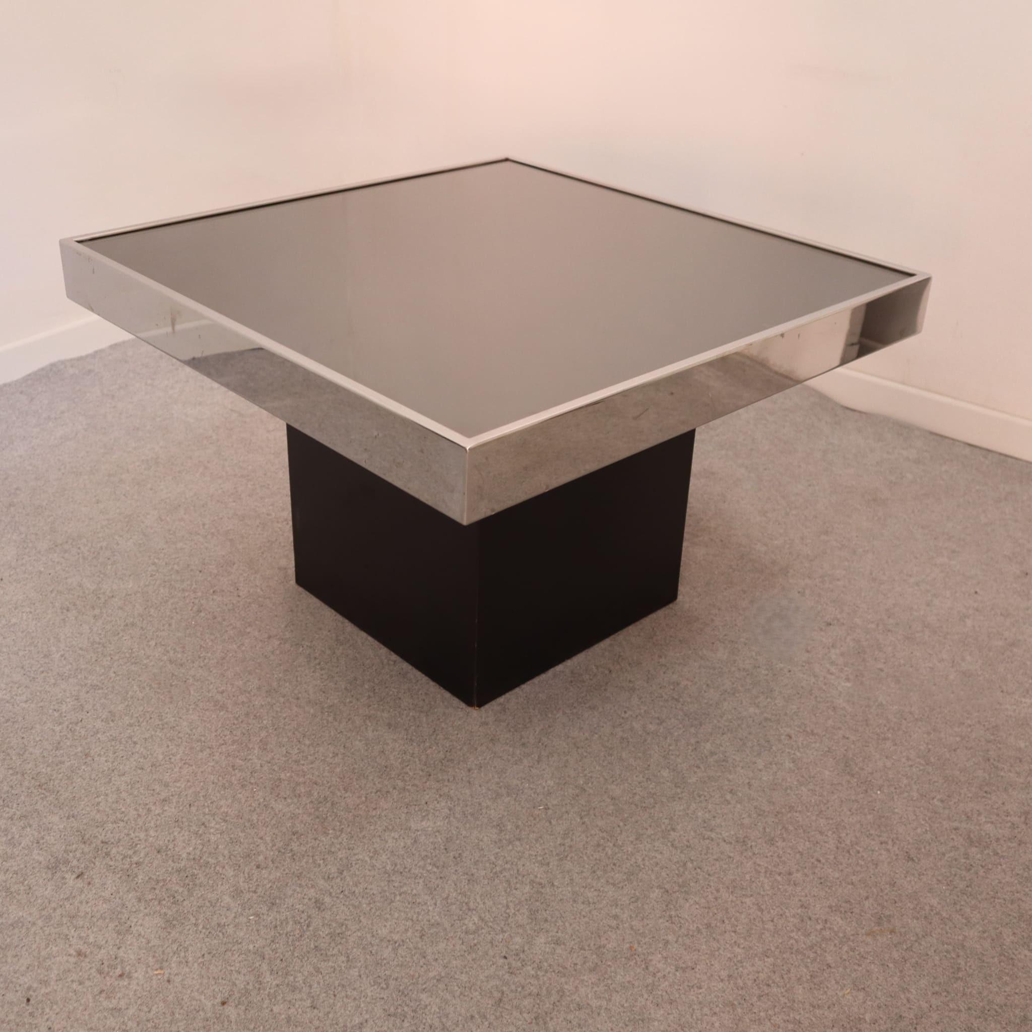Table basse moderne du milieu du siècle par Willy Rizzo pour Cidue, Italie, 1970

Cette table basse a été conçue par Willy Rizzo pour Cidue dans les années 1970, représentant l'esthétique audacieuse et moderne de l'ère du milieu du siècle. La table