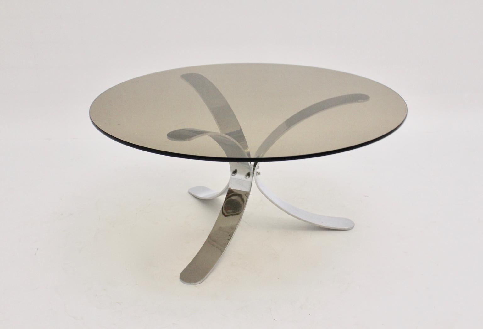 Allemand Table basse moderne du milieu du siècle dernier en métal chromé et verre fumé, Allemagne en vente