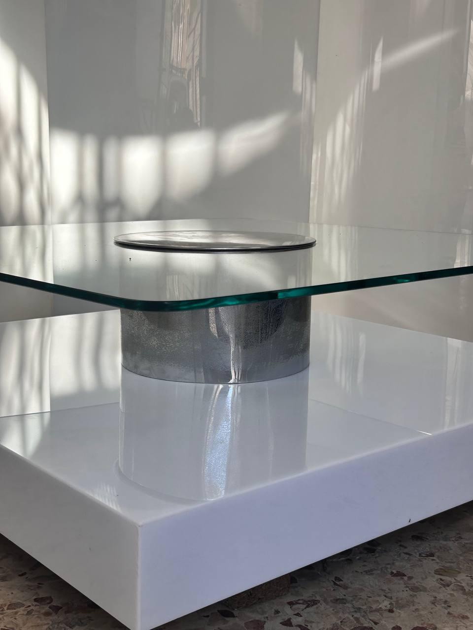 Table à double plateau Spledido attribuée à Marco Fantoni pour Tecno à la fin des années 1960. La base est munie d'un socle qui permet de la soulever pour la déplacer.