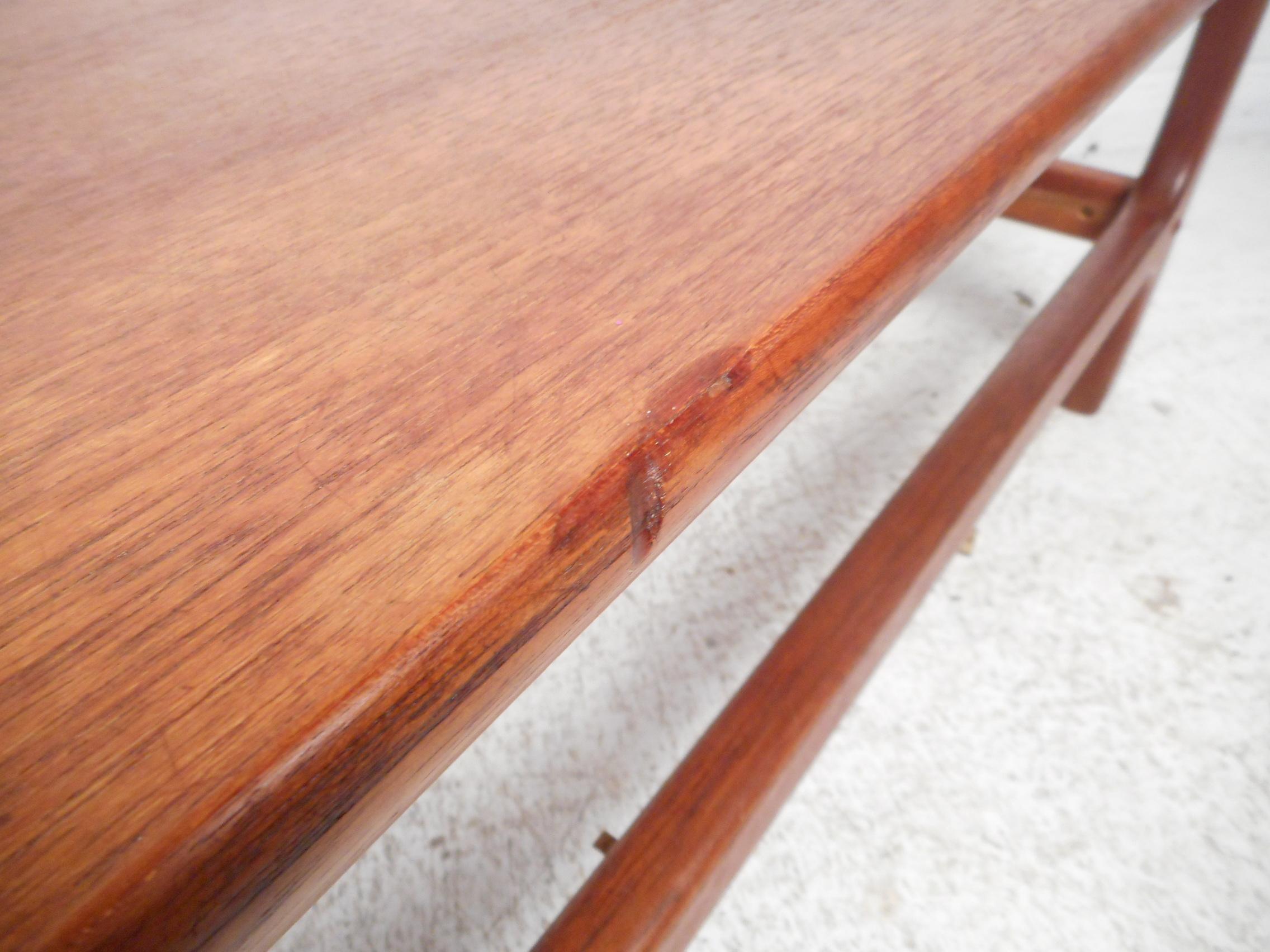 Mid-Century Modern Coffee Table For Sale 5