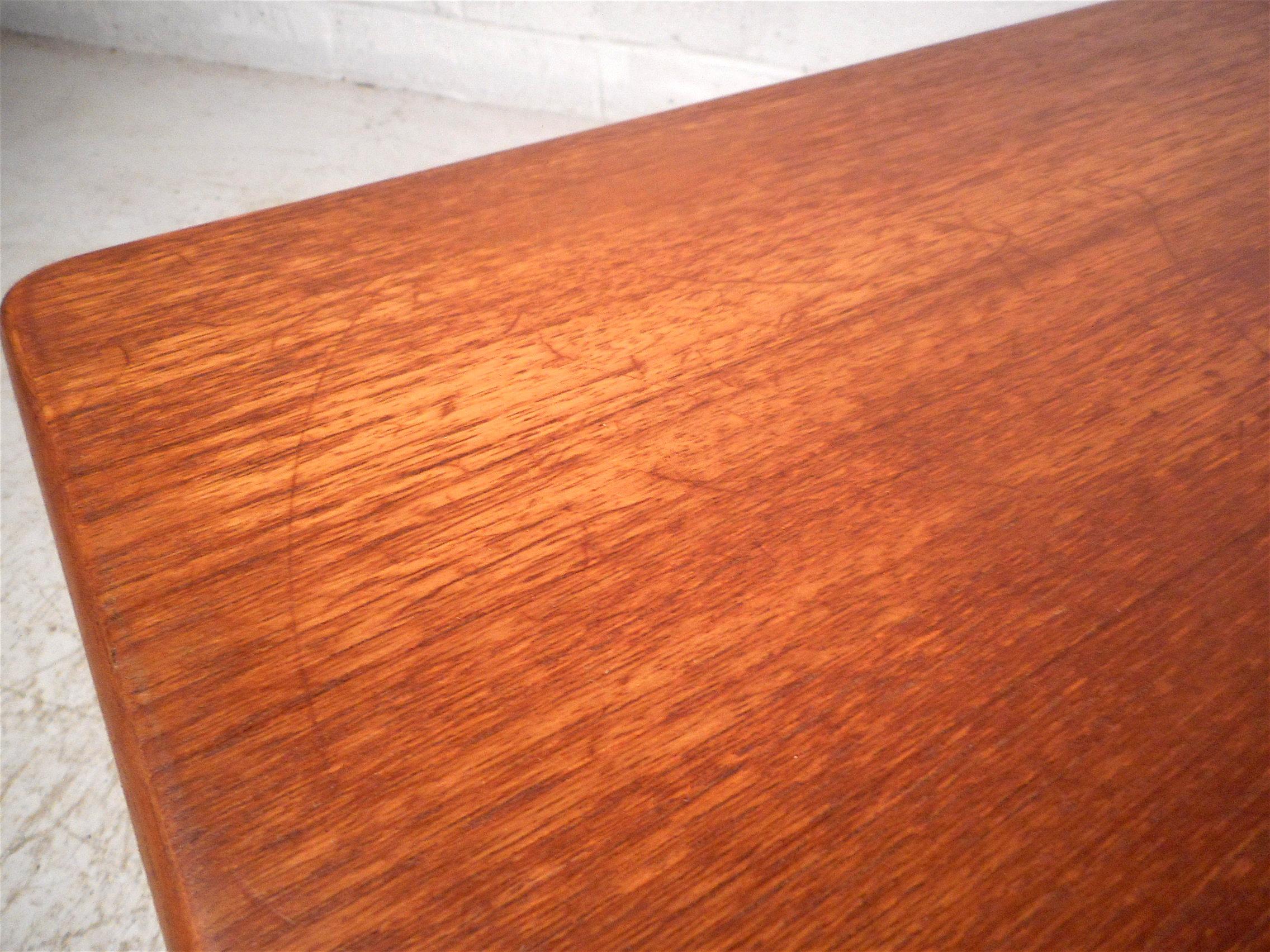 Mid-Century Modern Coffee Table For Sale 6