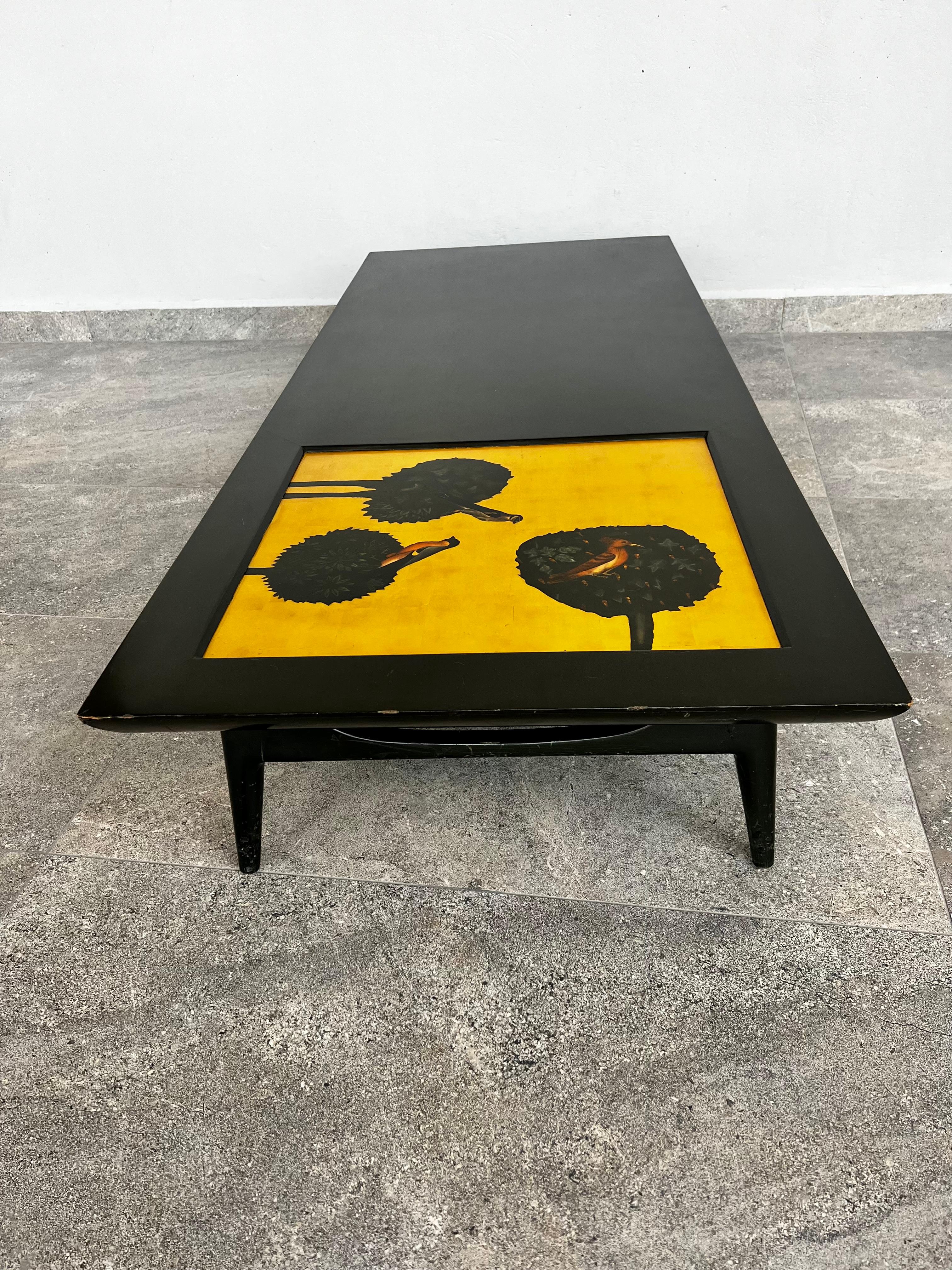 Schöner Couchtisch im Originalzustand, mit Gebrauchsspuren, die Malerei des Bildes ist in perfektem Zustand, die Beine zeigen einige Verschlechterung sowie die Kanten. Das Bild, das auf den Tisch passt, muss dem Gemälde im Prager Museum entnommen