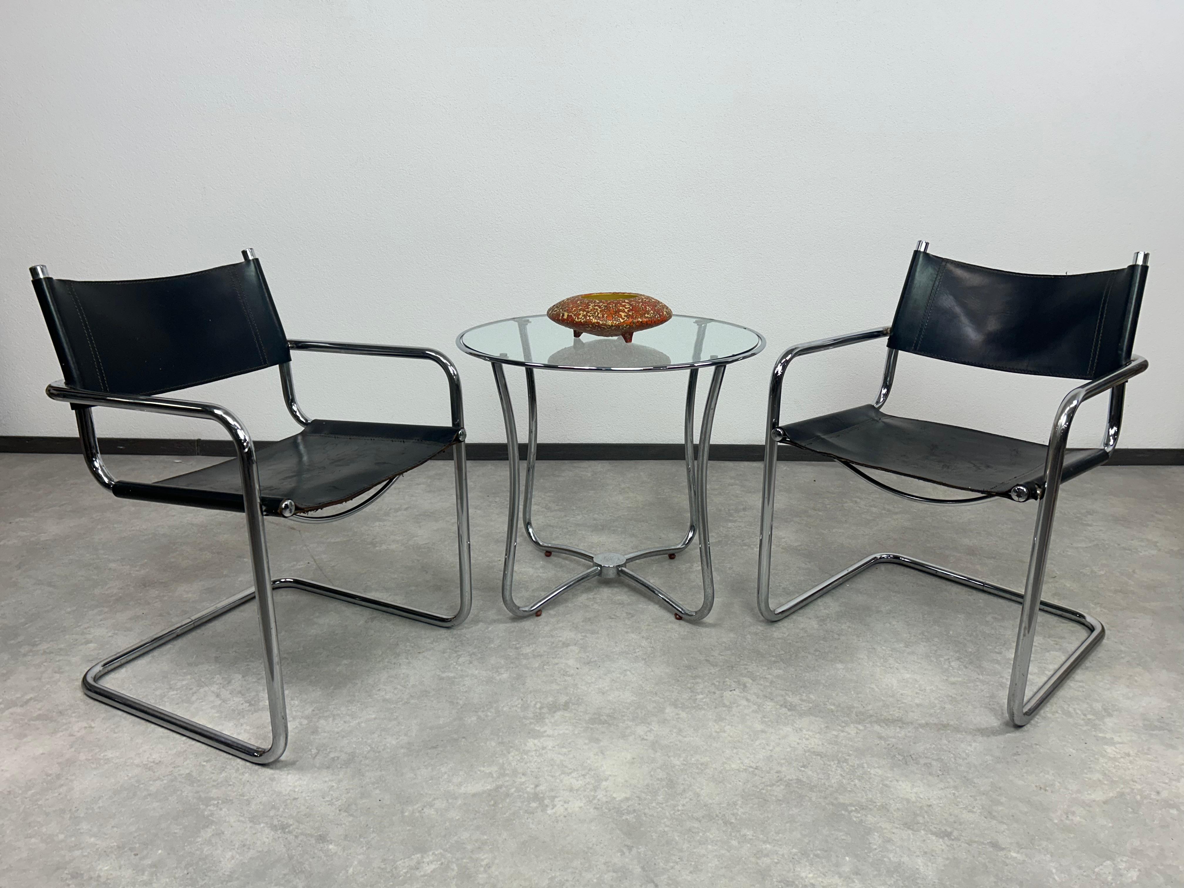 Table basse moderne du milieu du siècle en très bel état d'origine avec des signes d'utilisation. Plusieurs petits éclats sur le plateau en verre.
