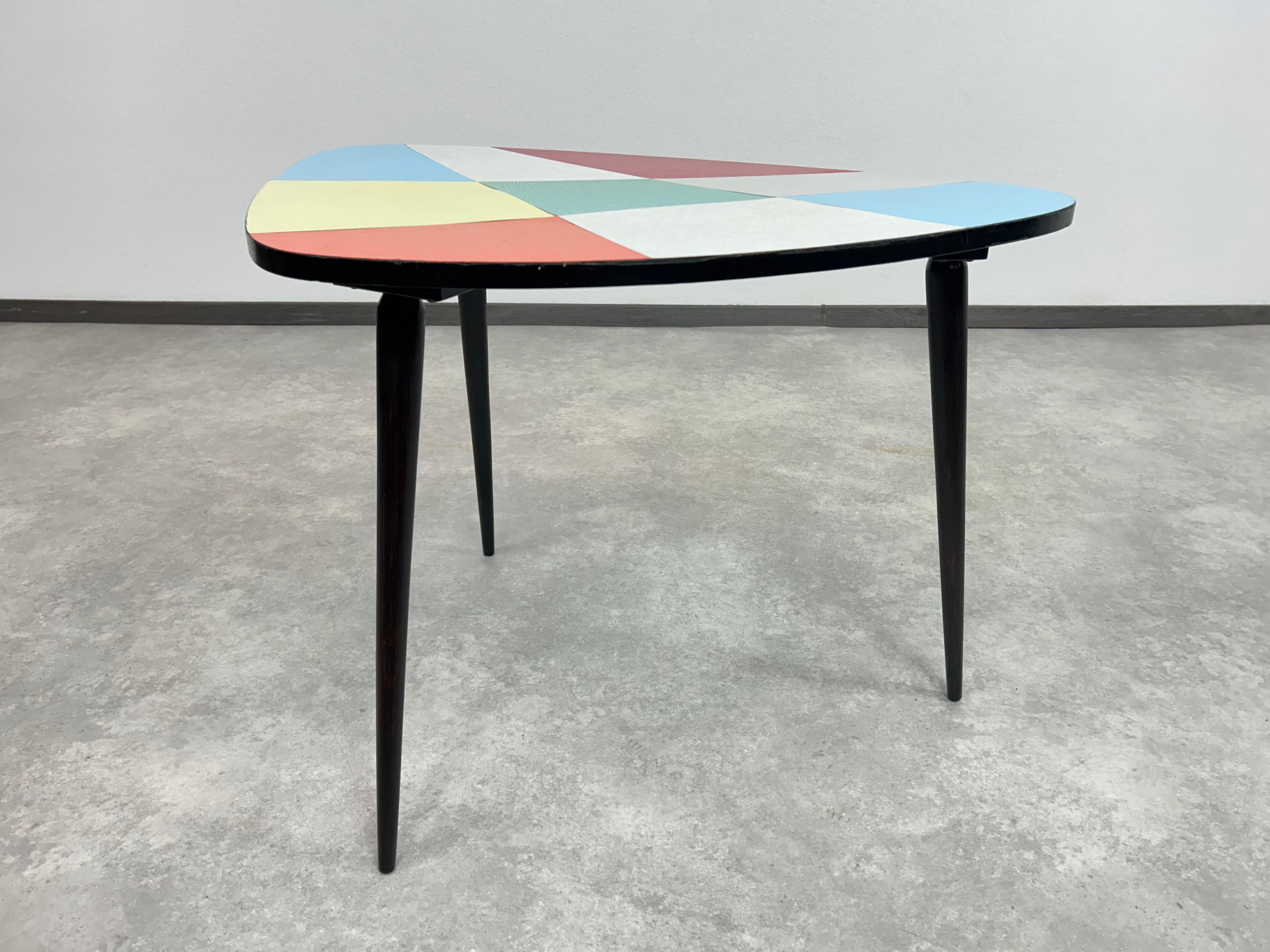 Mid-century modern coffee table in very nice original condition with signs of use. 