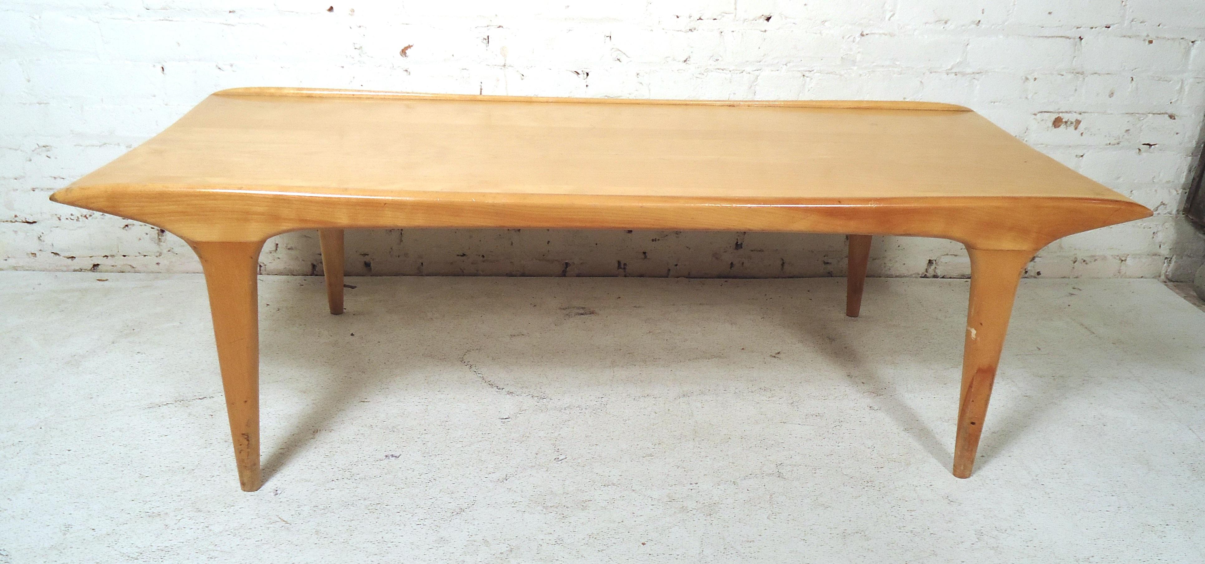 Gorgeous Mid-Century Modern coffee table featured in rich maple grain.

Please confirm item location (NY or NJ).