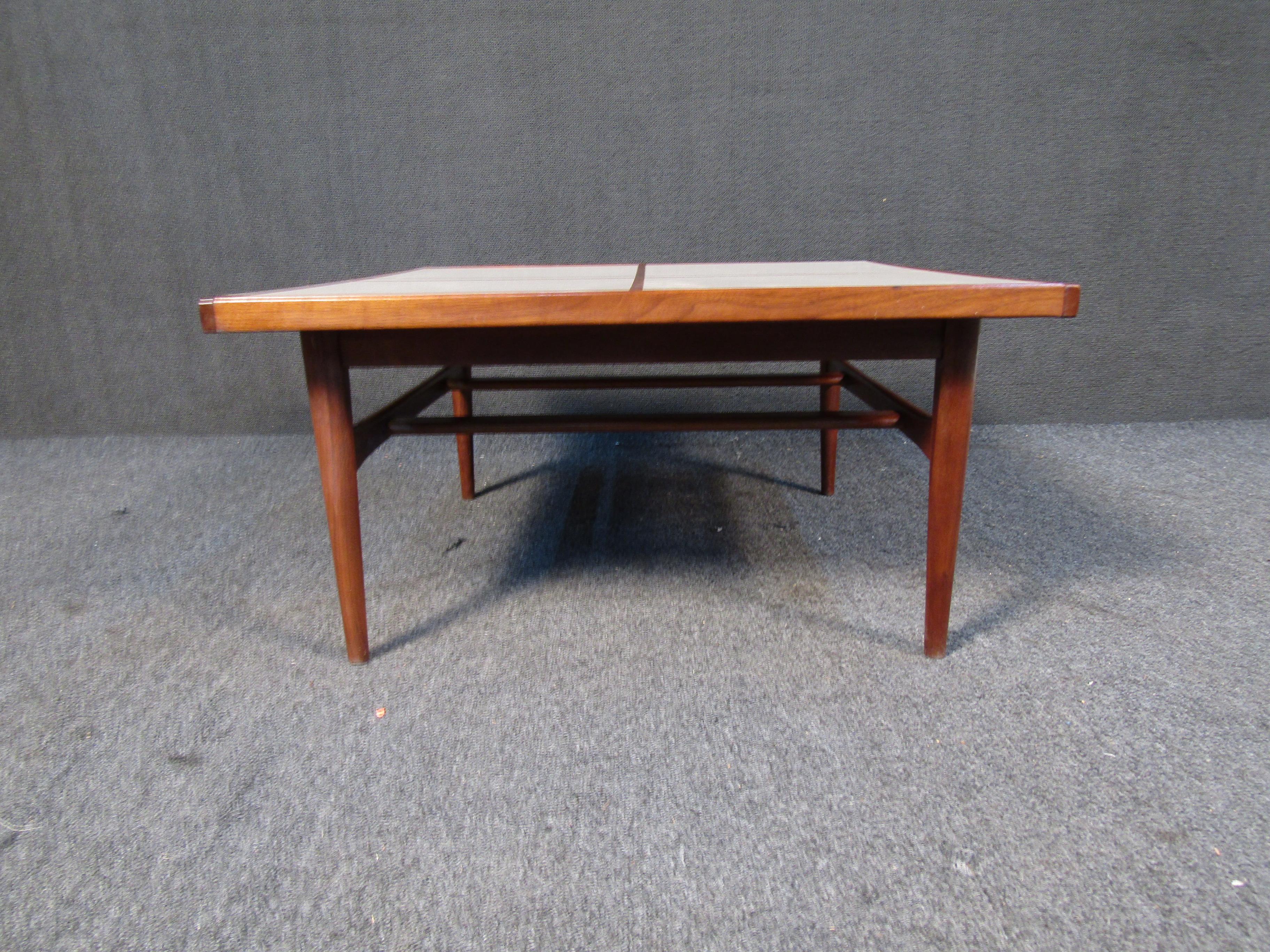 Mid-Century Modern Coffee Table In Good Condition For Sale In Brooklyn, NY