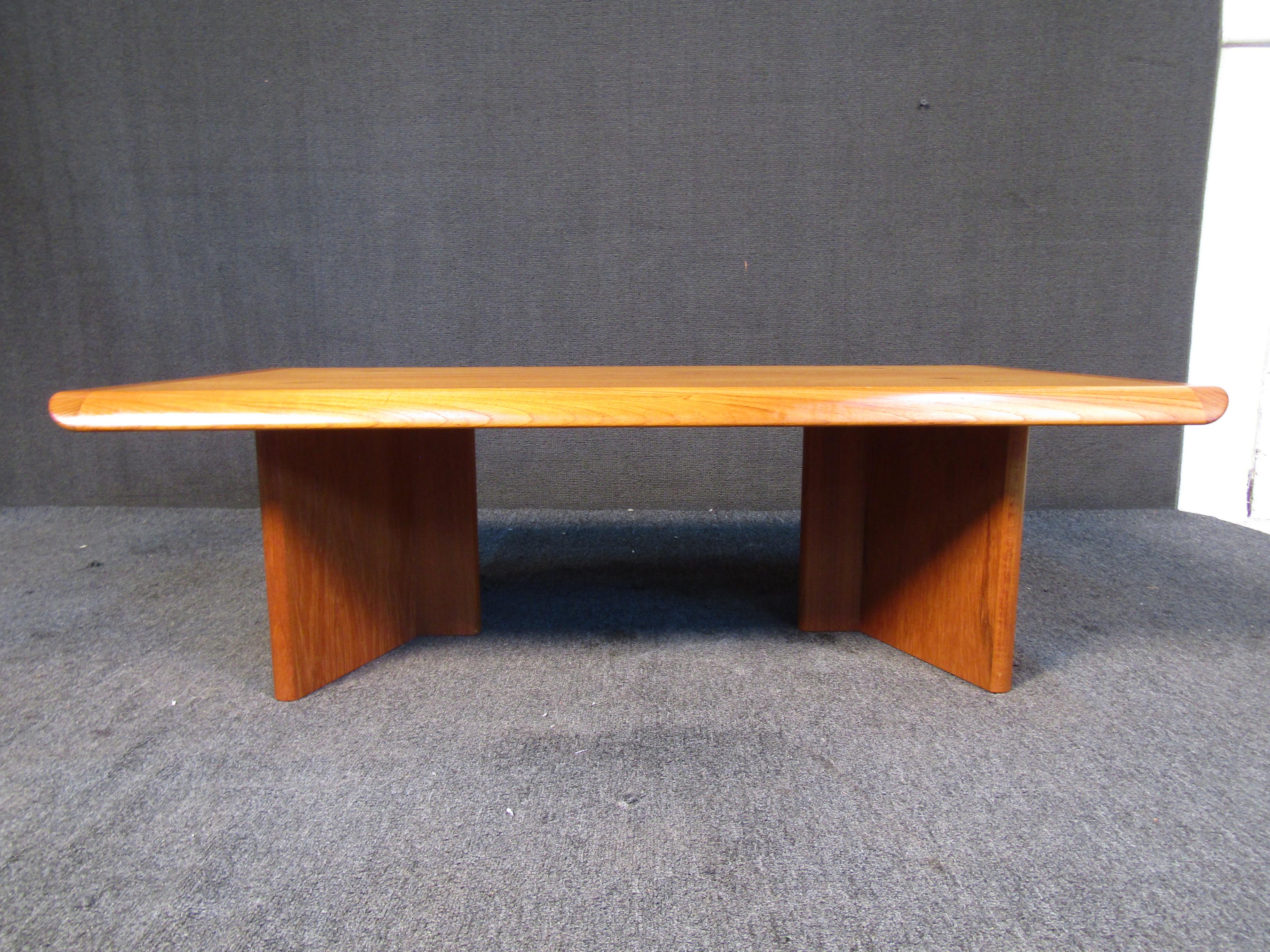 This vintage coffee table combines a large solid top with a unique geometric base. Made with Mid-Century craftsmanship by Nordic Furniture. Please confirm item location with seller (NY/NJ).