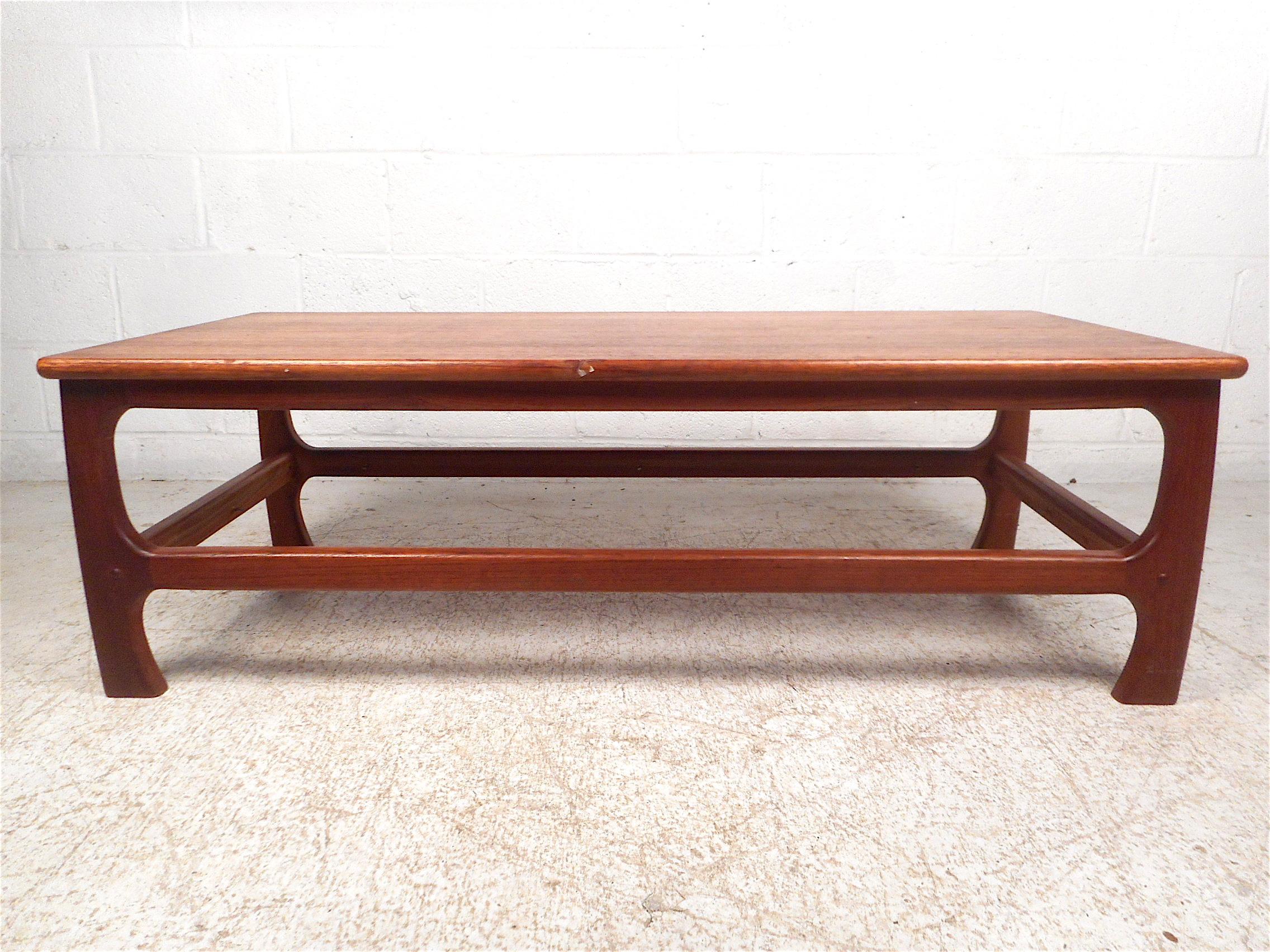 Mid-Century Modern Coffee Table In Good Condition For Sale In Brooklyn, NY