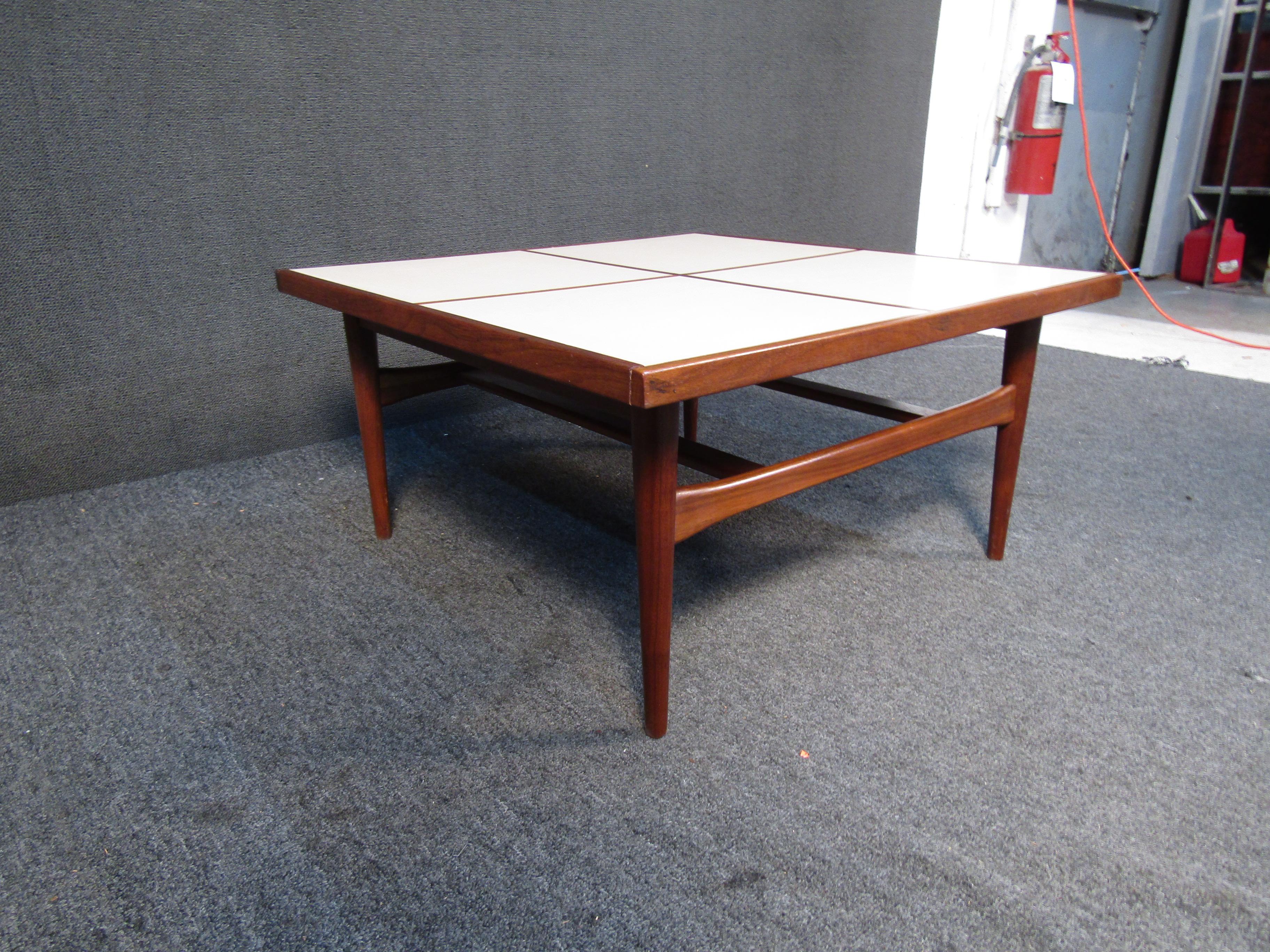20th Century Mid-Century Modern Coffee Table For Sale