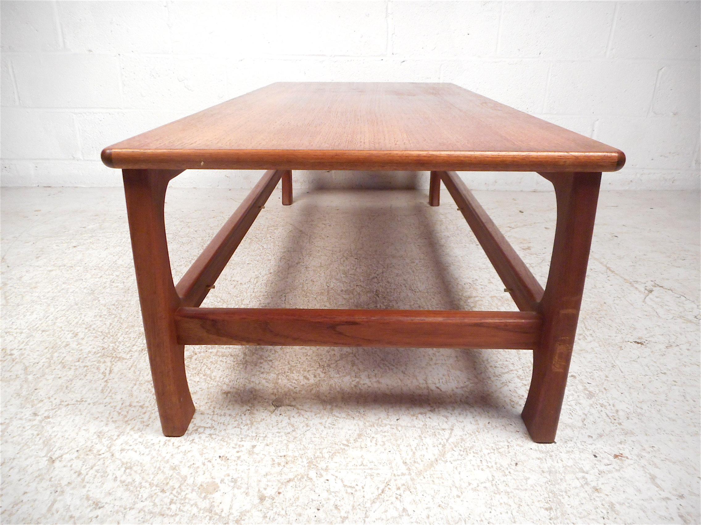20th Century Mid-Century Modern Coffee Table For Sale