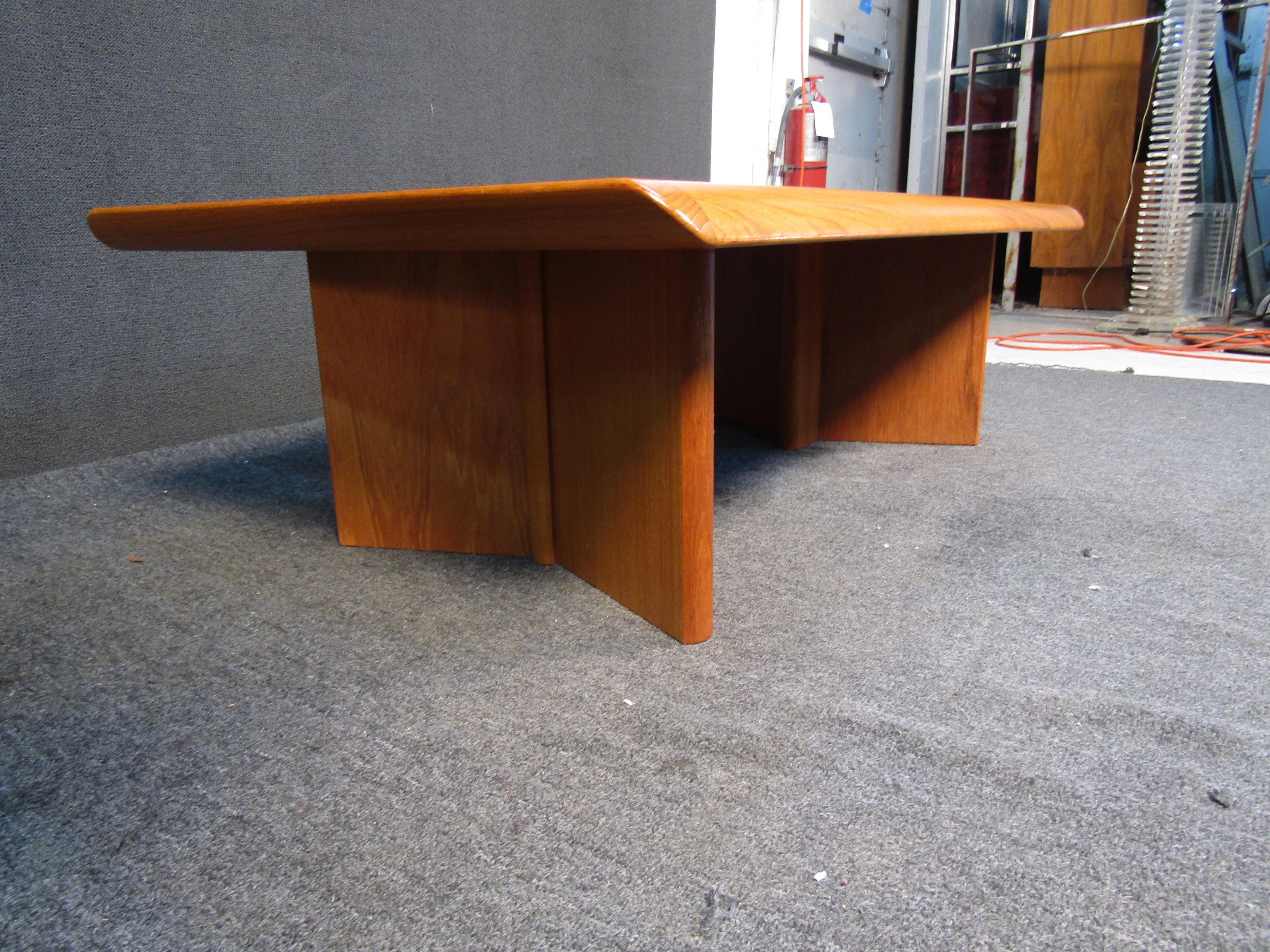 Mid-Century Modern Coffee Table In Good Condition For Sale In Brooklyn, NY