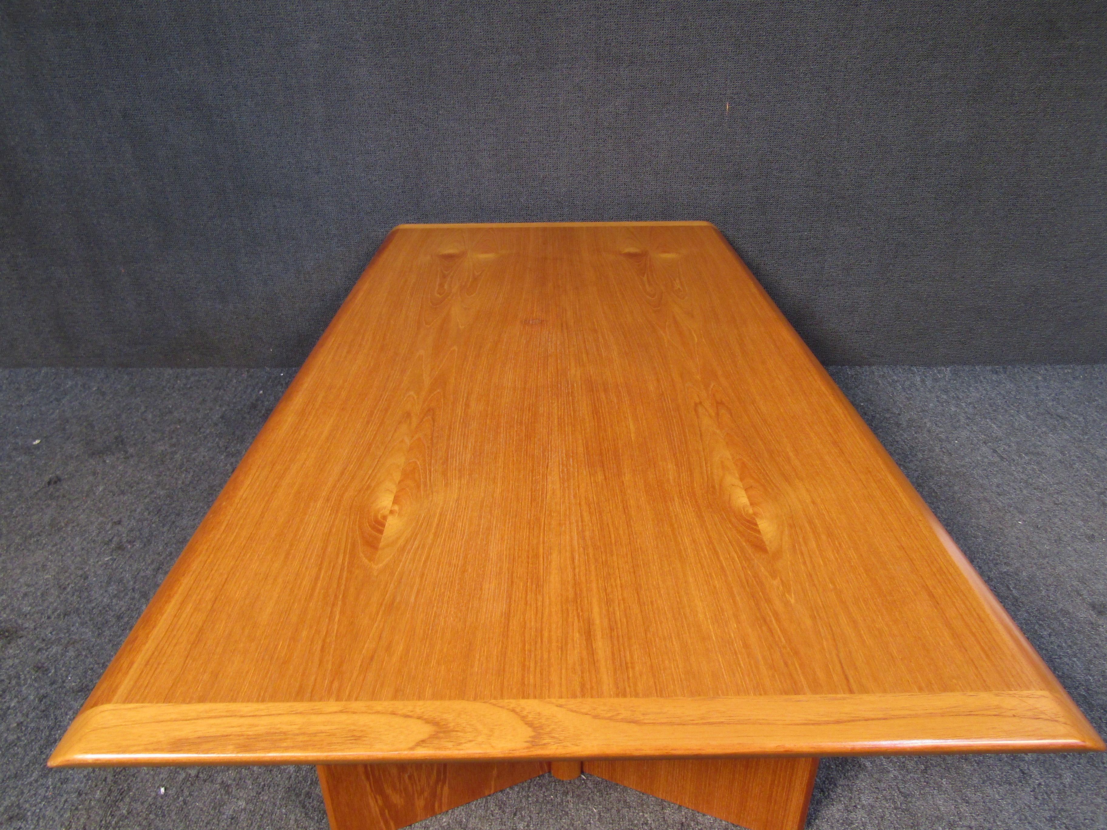 Wood Mid-Century Modern Coffee Table For Sale