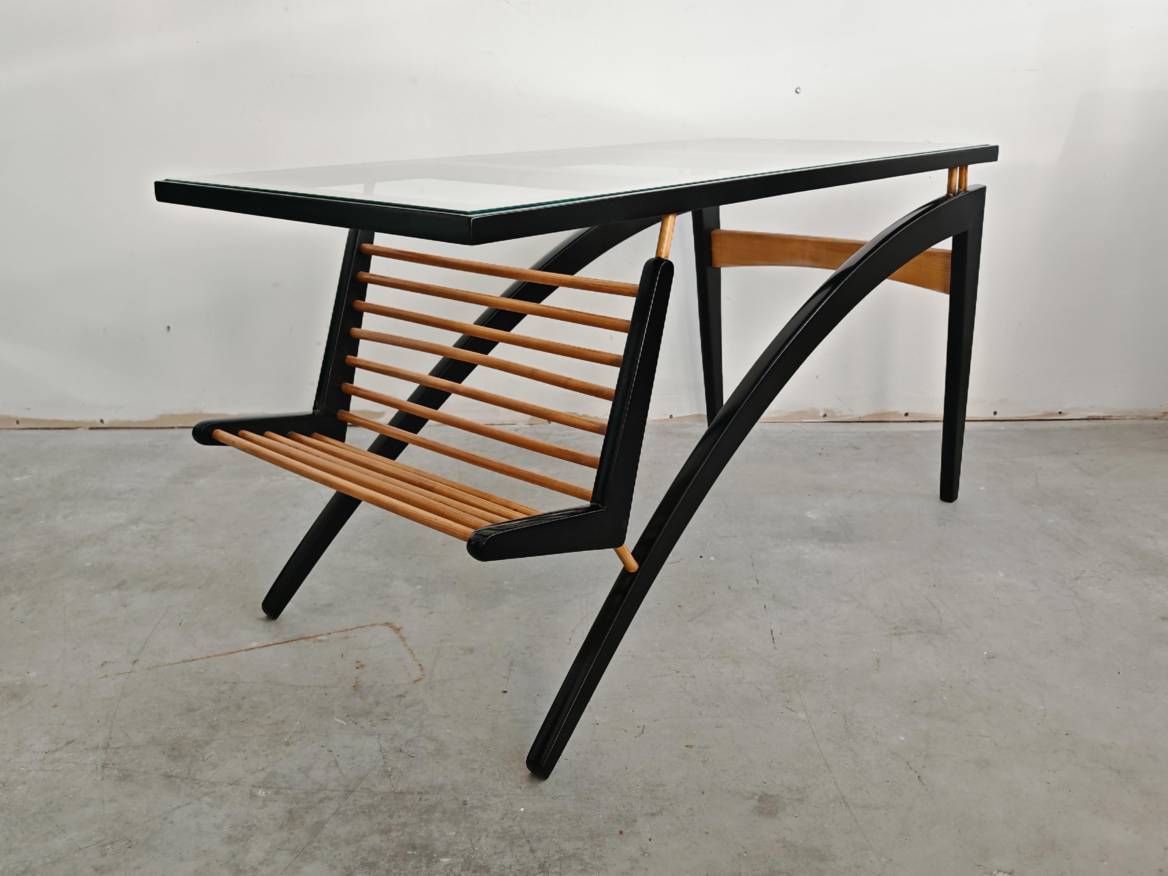 In diesem Angebot finden Sie einen atemberaubenden Mid Century Modern Couchtisch oder Cocktailtisch aus Birnbaumholz, teilweise in natur und teilweise in schwarz lackiertem Holz. Der Tisch wird mit einer klaren Glasplatte geliefert. Der Tisch hat