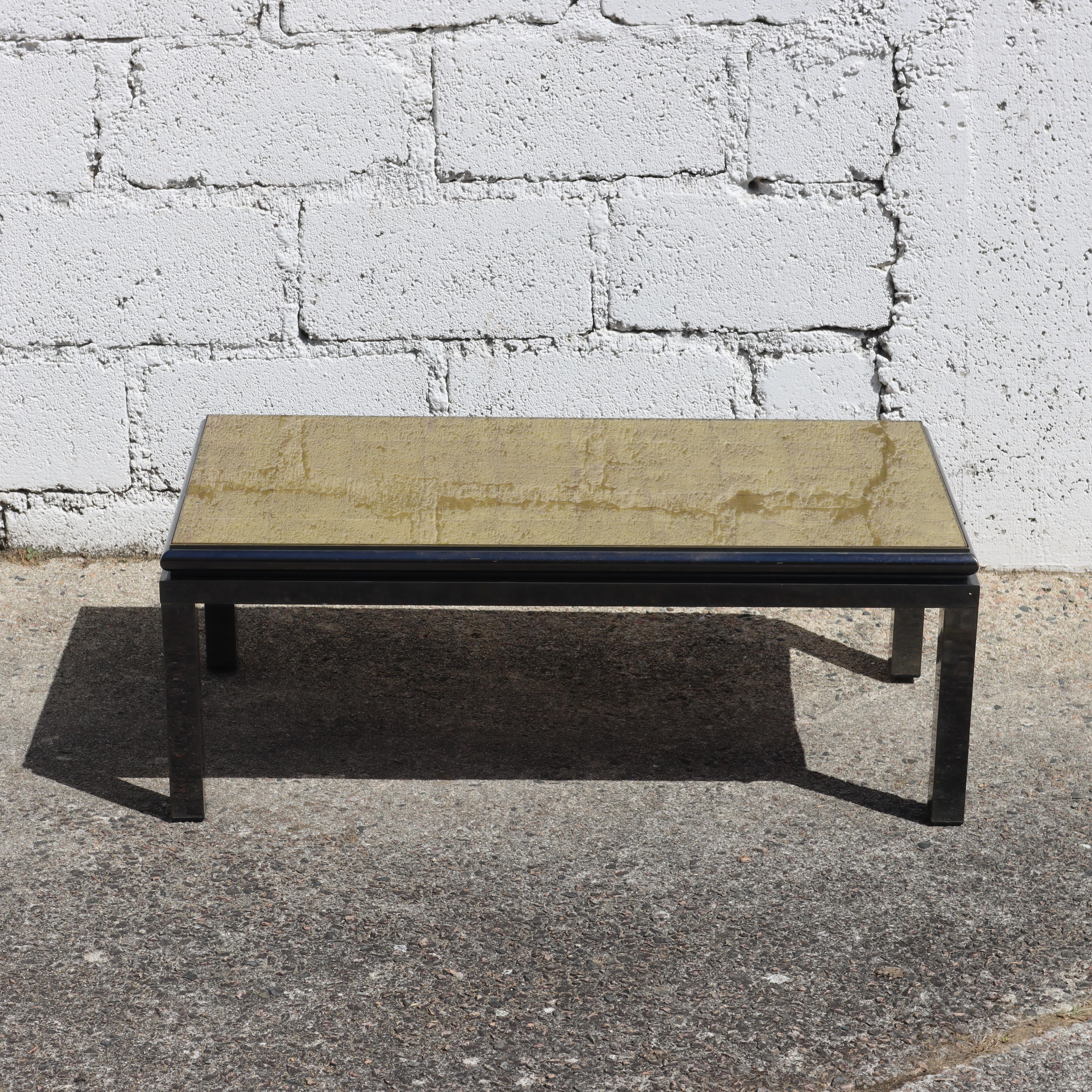 Mesa de centro moderna de mediados de siglo Vidrio dorado de Guy Lefebvre para Maison Jansen Patinado en venta