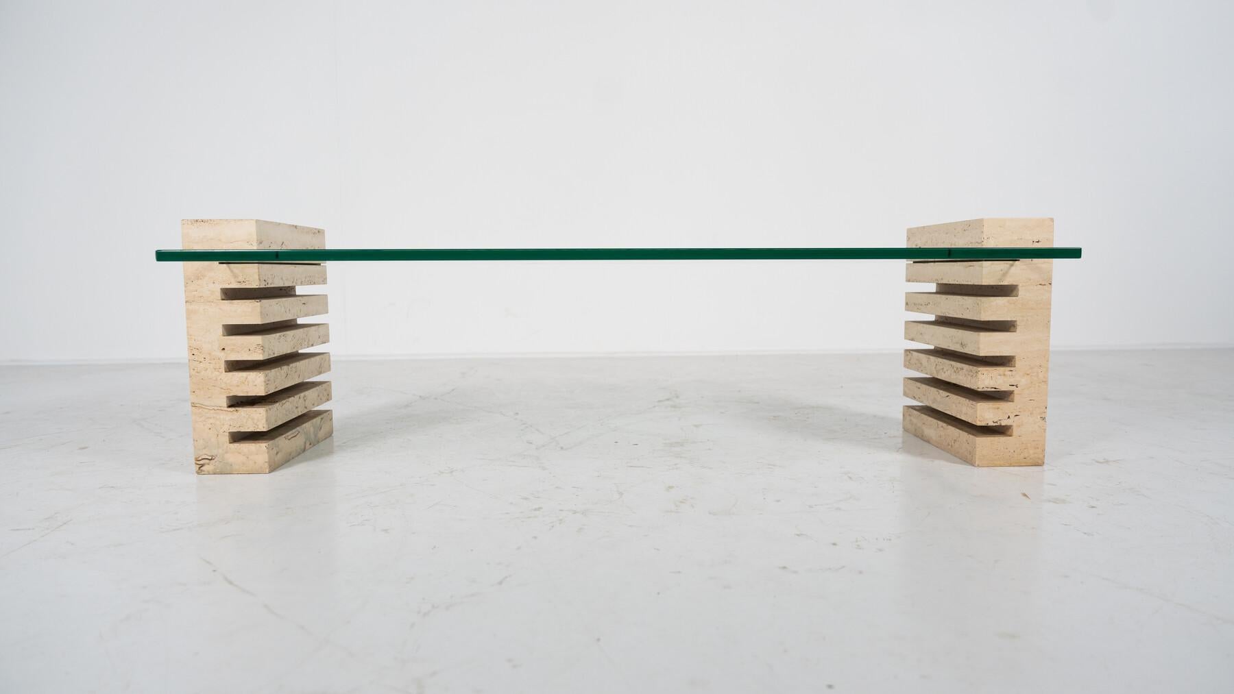 Table basse moderne du milieu du siècle, verre et travertin, Italie, 1970S Bon état - En vente à Brussels, BE