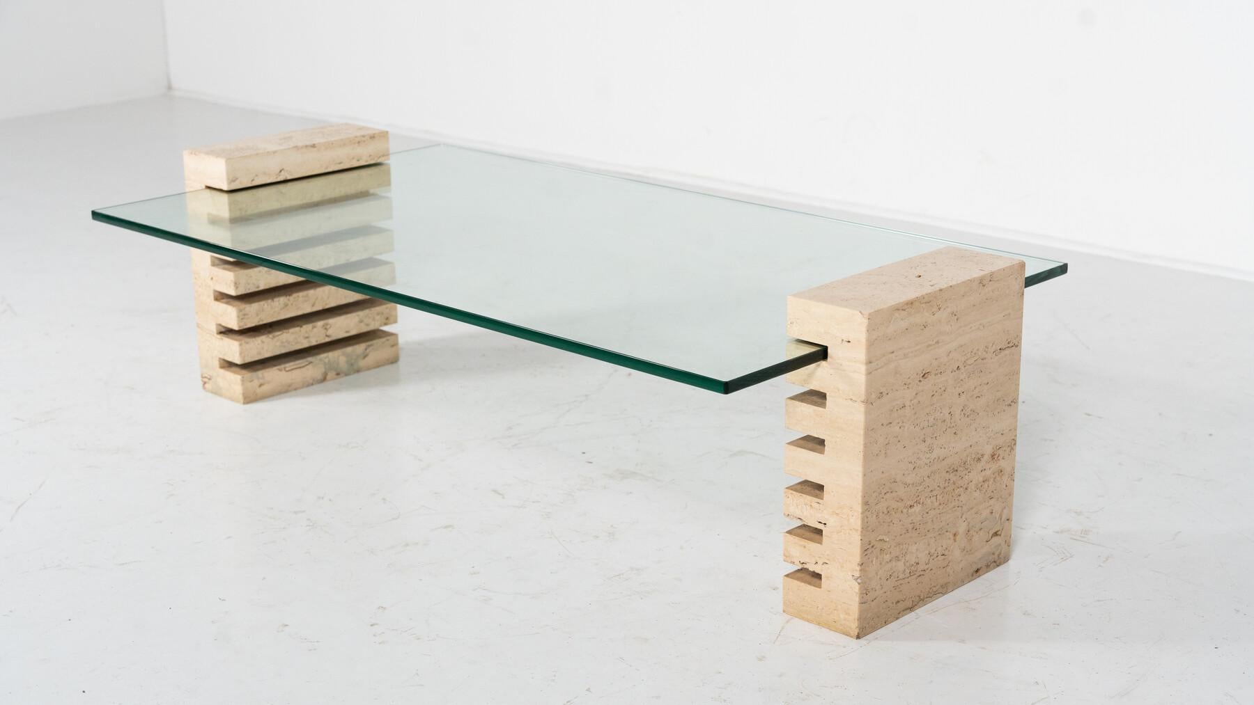 Travertin Table basse moderne du milieu du siècle, verre et travertin, Italie, 1970S en vente