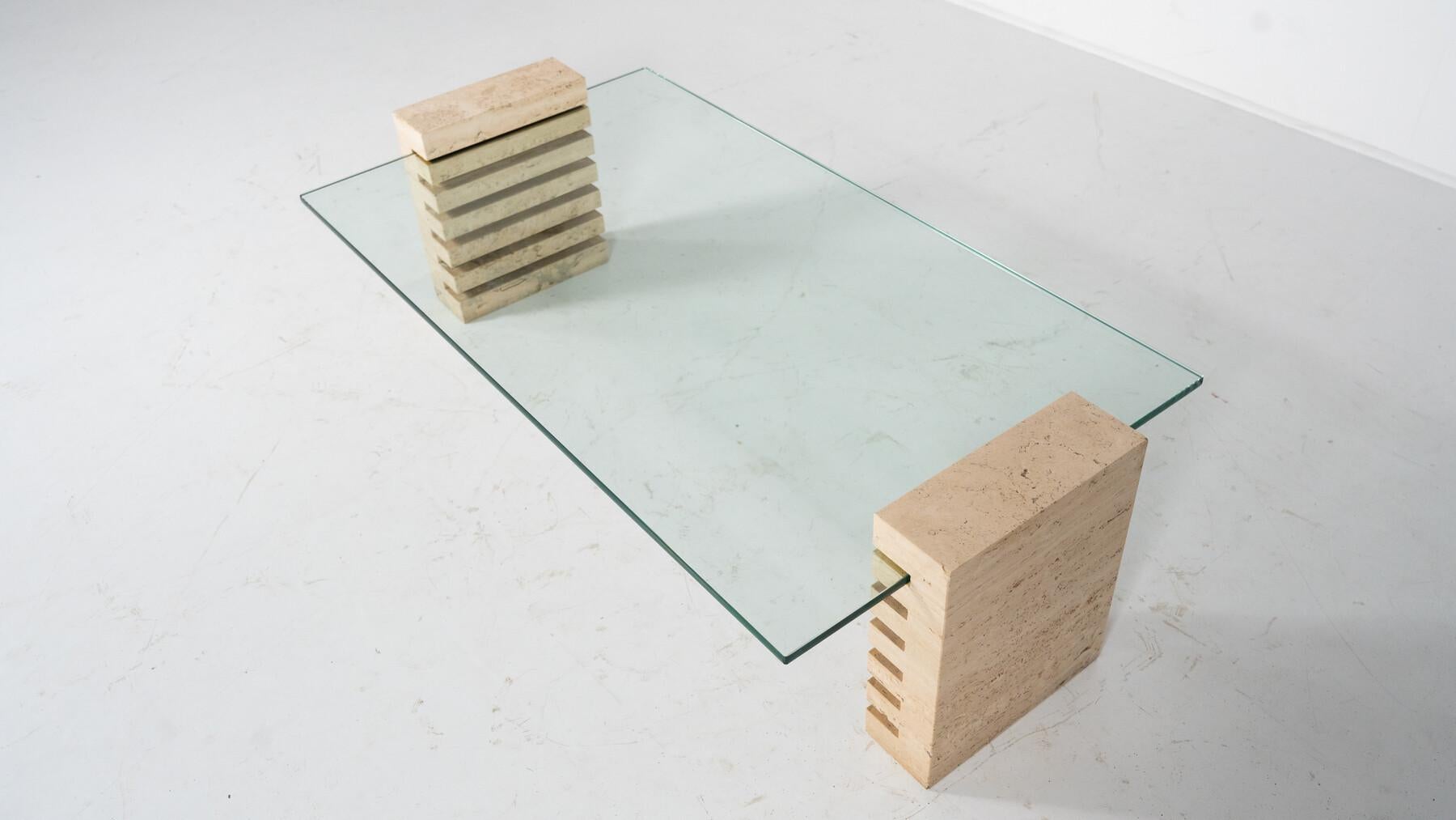 Table basse moderne du milieu du siècle, verre et travertin, Italie, 1970S en vente 1