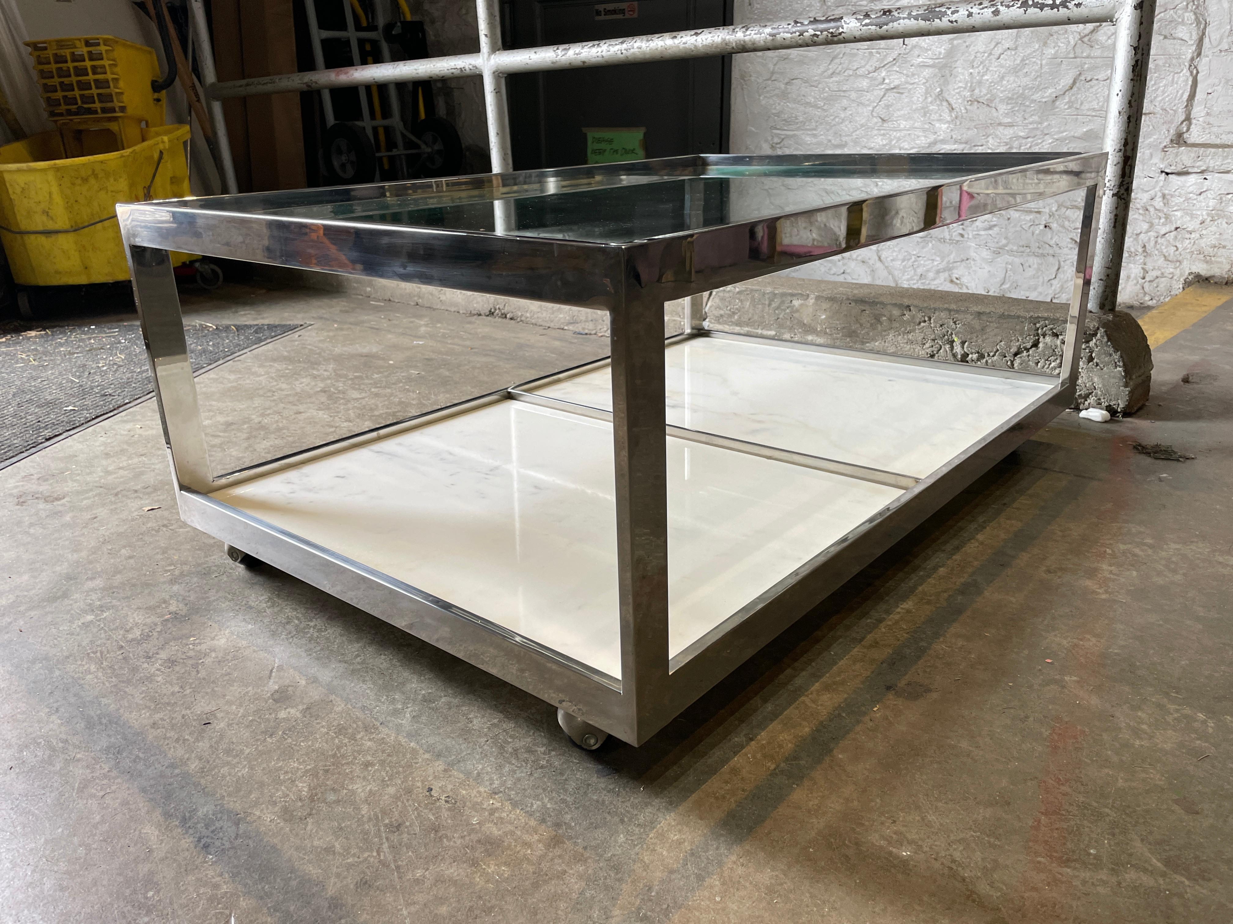 Mid-Century Modern 1970 Table basse en verre et marbre avec un châssis chromé à roulettes. Situé à Brooklyn NYC

Mesures
38