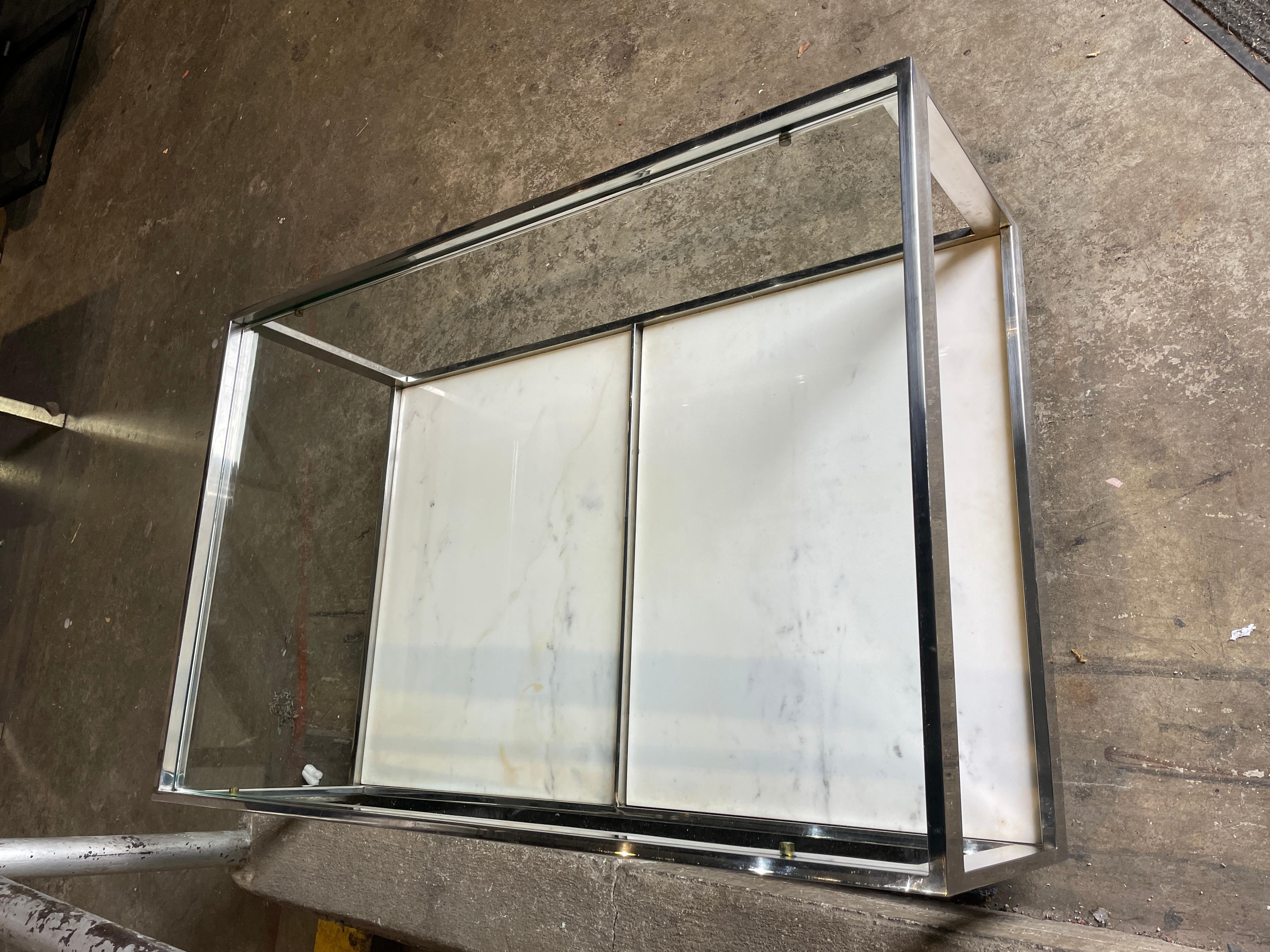 Américain Table basse moderne du milieu du siècle dernier verre chromé sur roulettes en vente