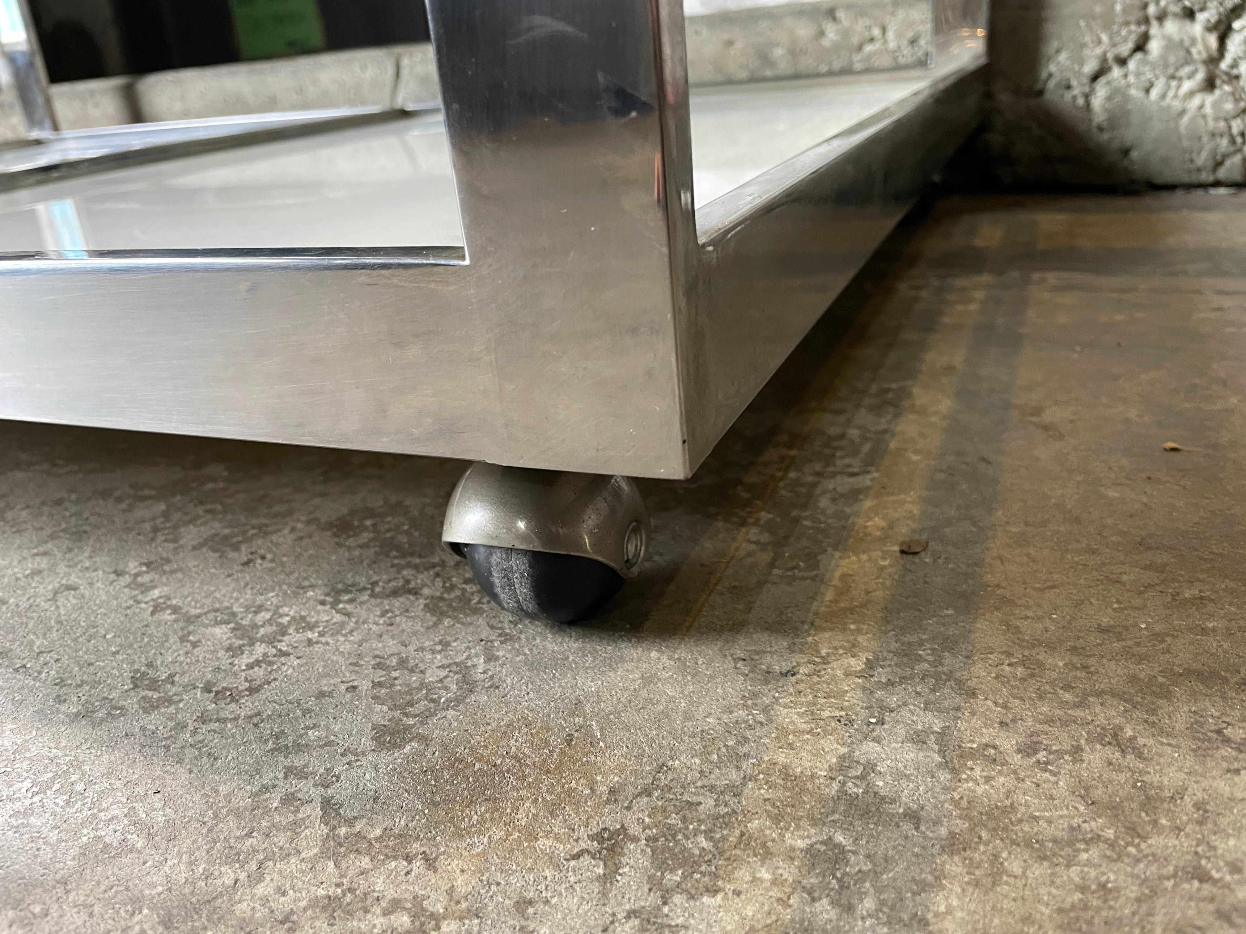 Fin du 20e siècle Table basse moderne du milieu du siècle dernier verre chromé sur roulettes en vente